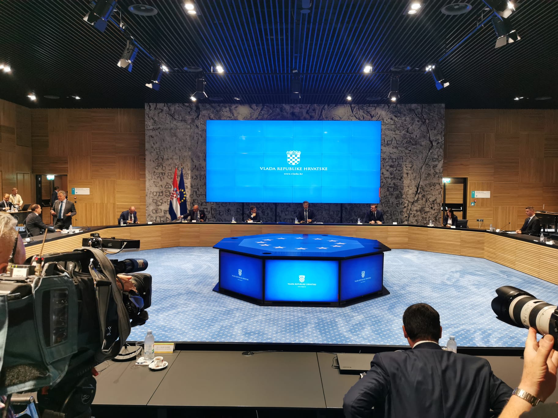 Sjednica Vlade, Vlada, ministri