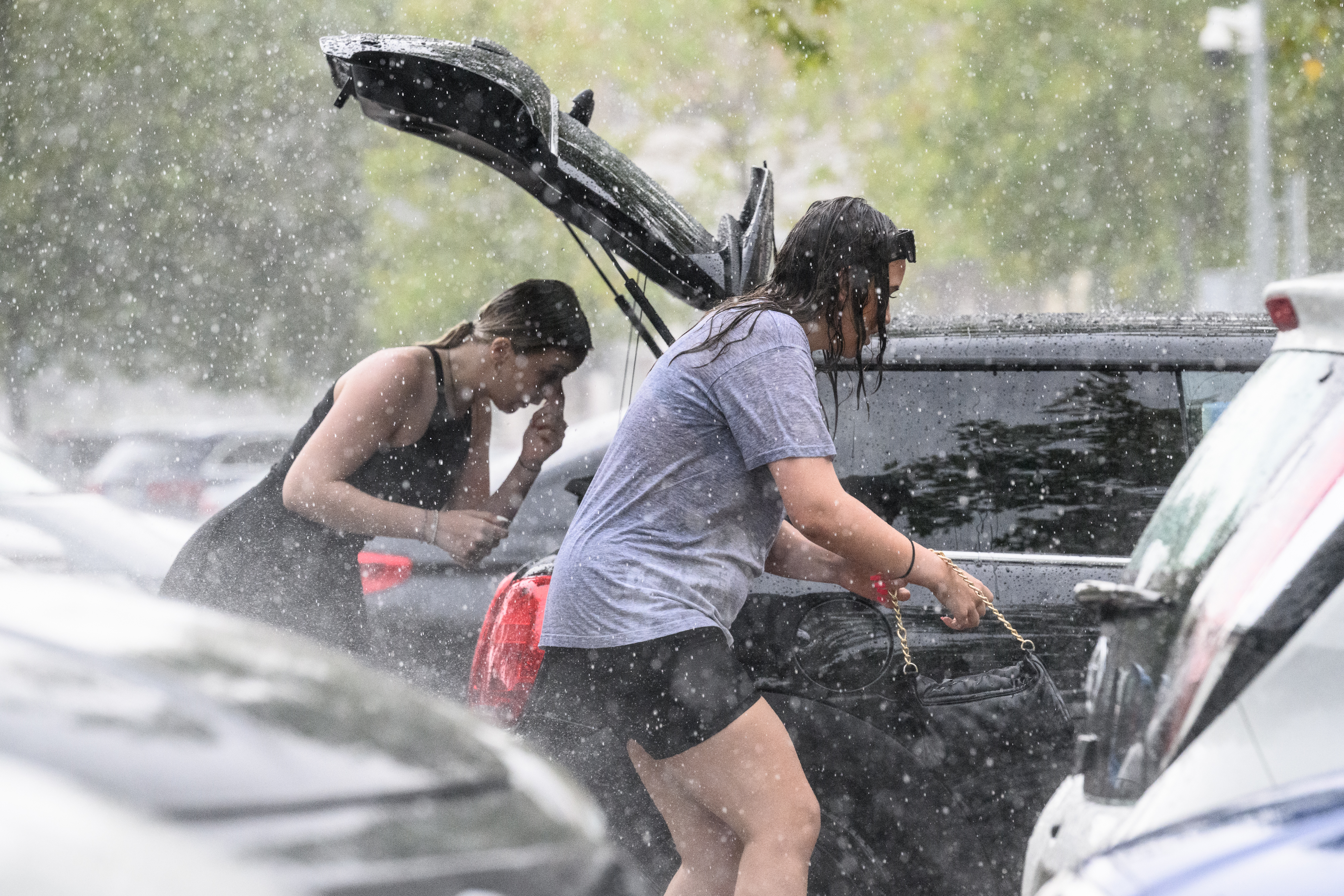 Ljetni pljusak iznenadio je turiste u Splitu