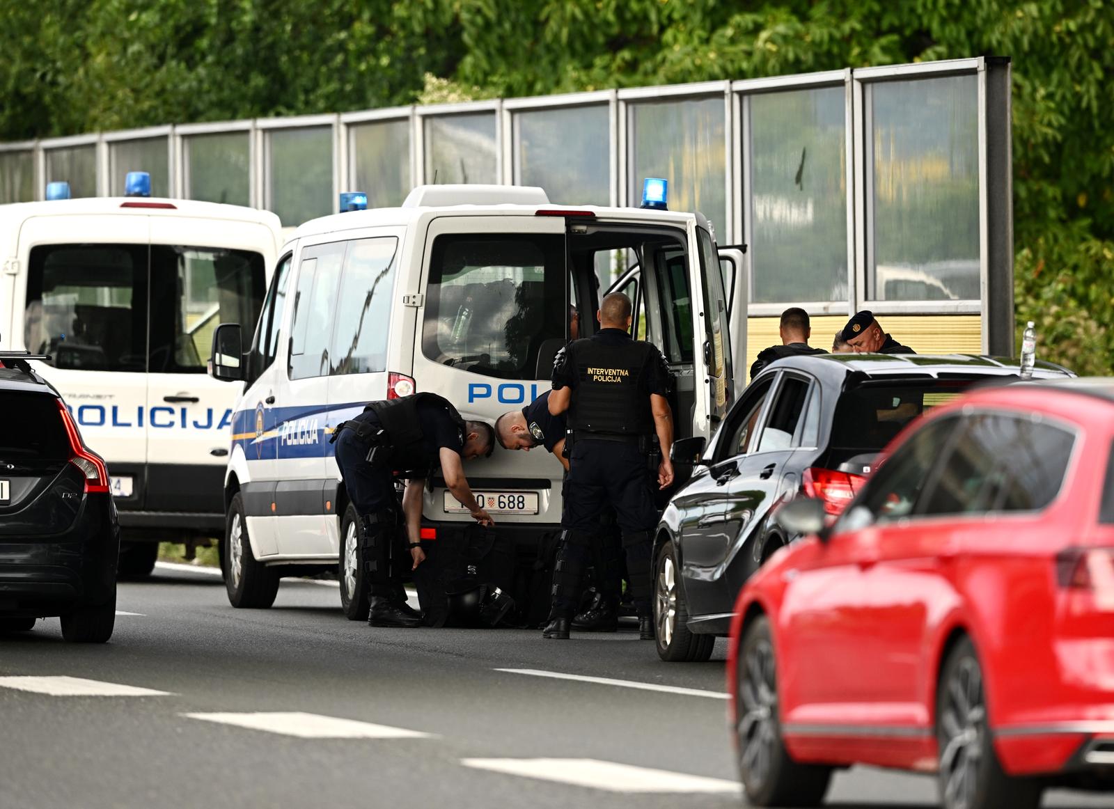 Policija na Lučkom dočekuje navijače Hajduka koji dolaze na utakmicu u Maksimir