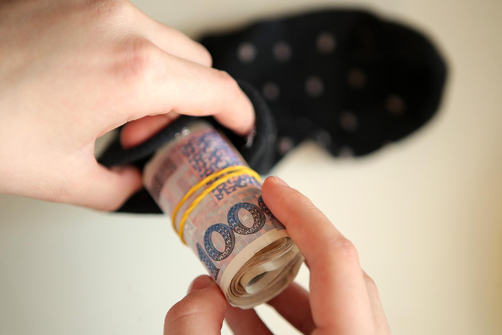 novac, čarape, kune, štednja