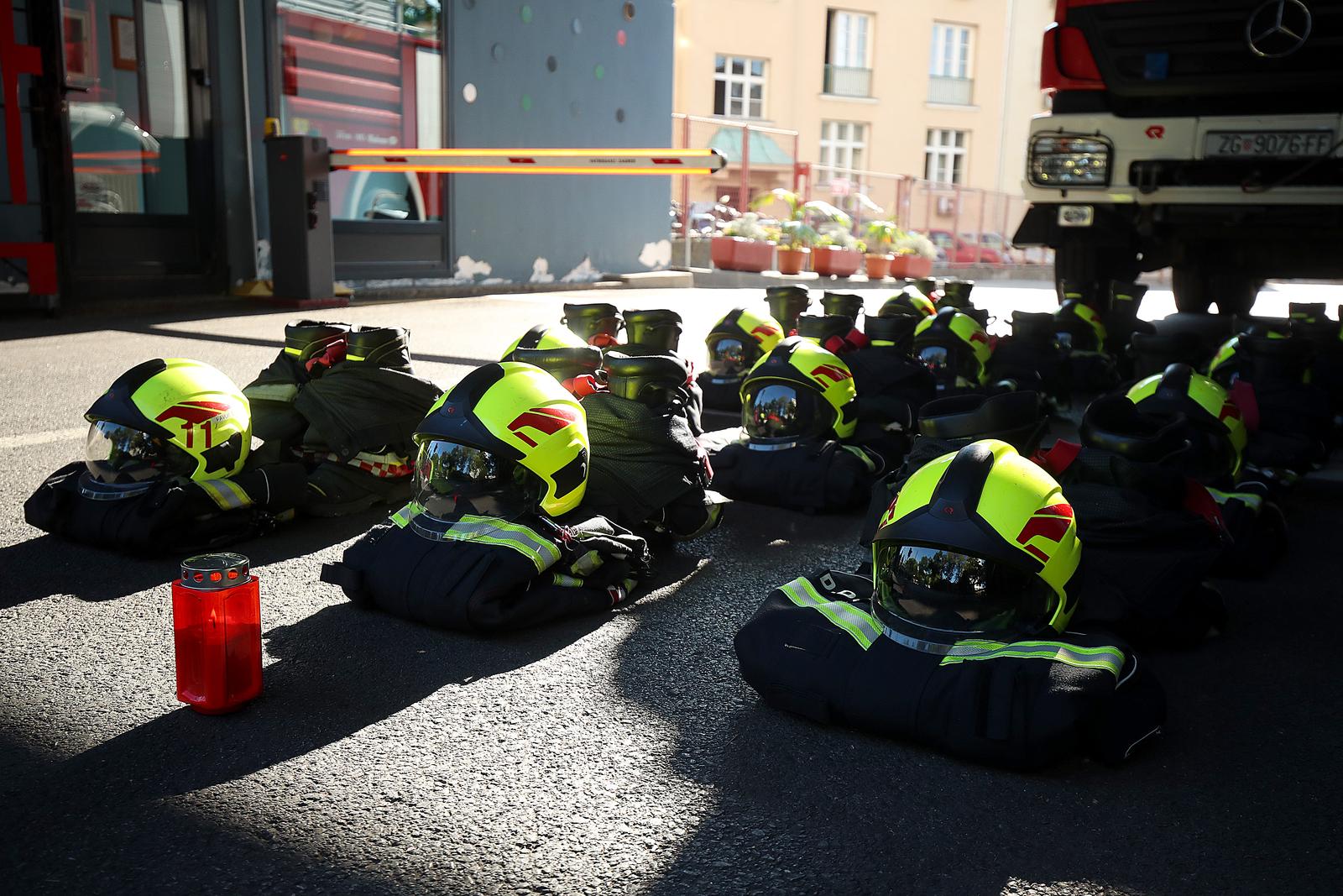 Dvanaest kaciga položeno u JVP Zagreb za poginule vatrogasce na Kornatima