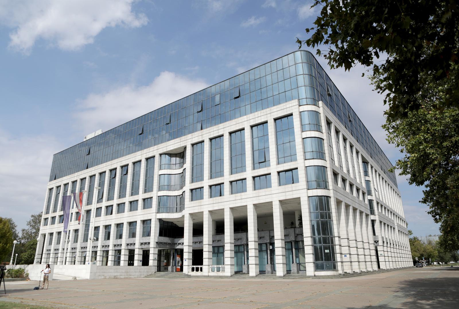 Zagreb: Članovi Nadzornog odbora Ine u razgovoru u hodnicima zgrade