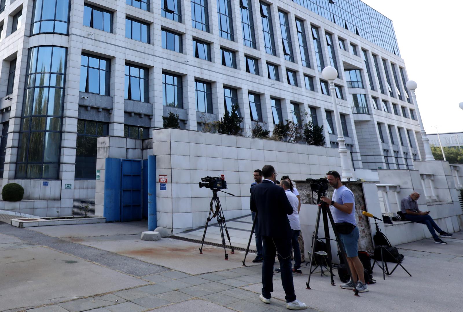Zagreb: Mediji čekaju dolazak članova Nadzornog odbora na sastanak u zgradu Ine