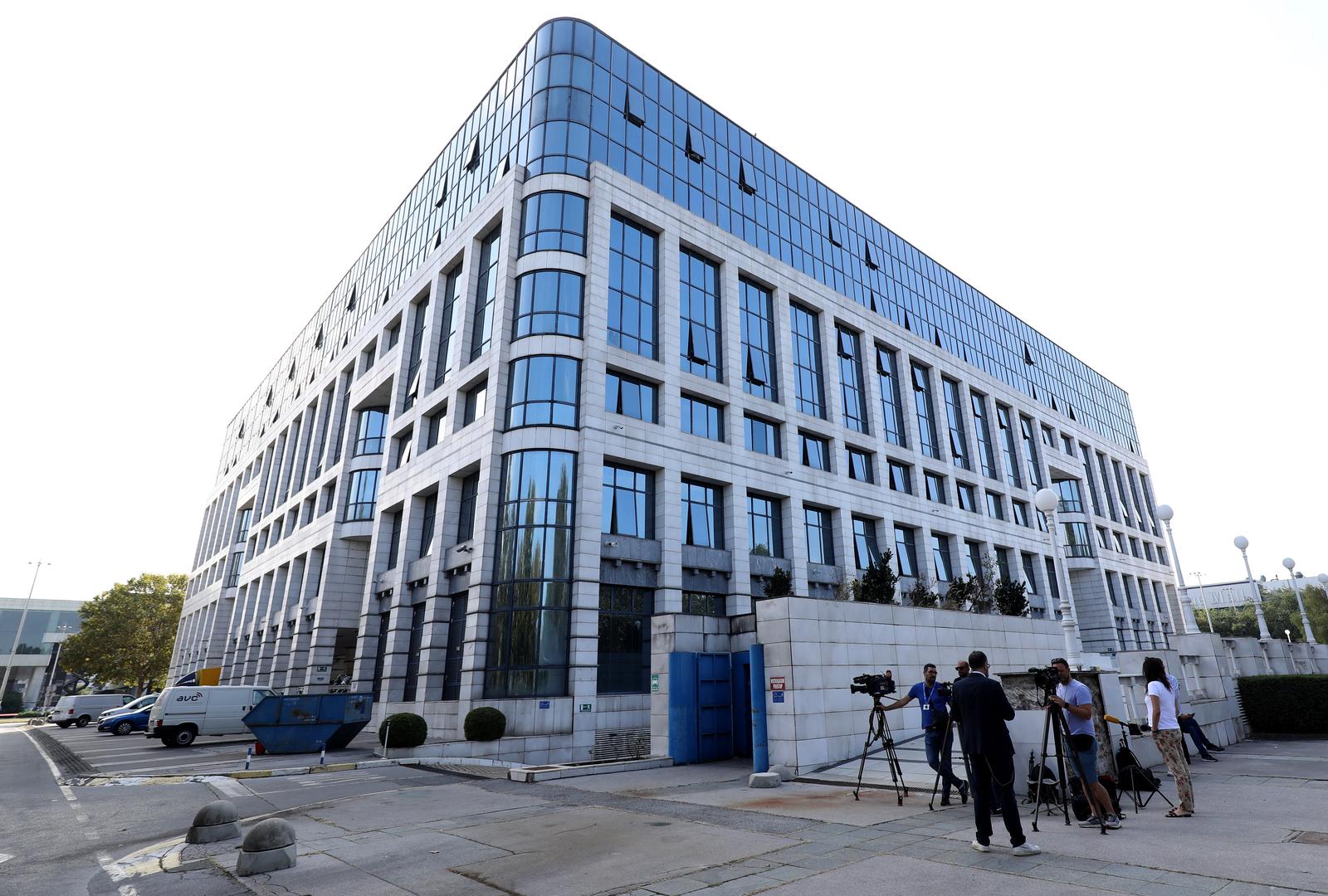 Zagreb: Mediji čekaju dolazak članova Nadzornog odbora na sastanak u zgradu Ine