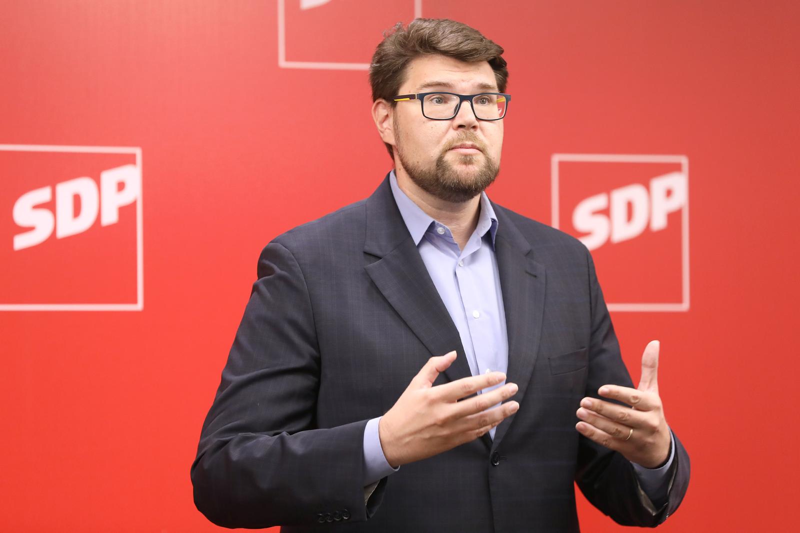 Zagreb: Peđa Grbin i Siniša Hajdaš Dončić o malverzacijama u Ini