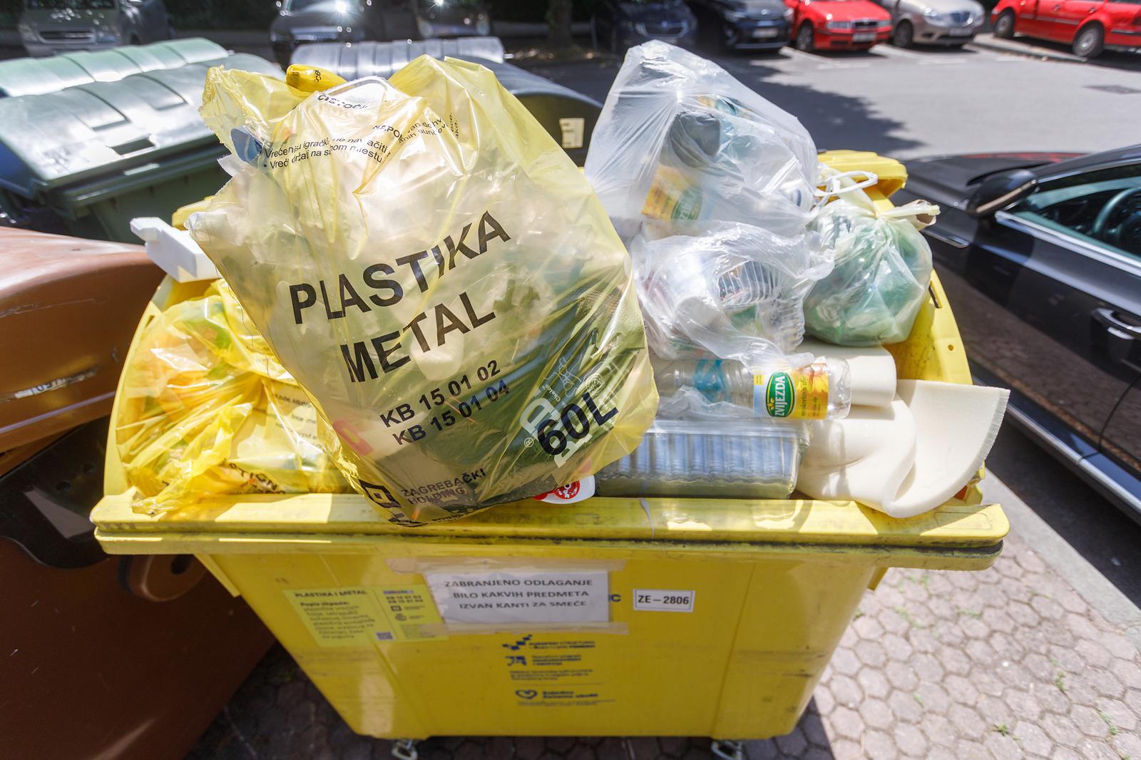 Zagreb: Prepune kante smeća čekaju odvoz komunalaca