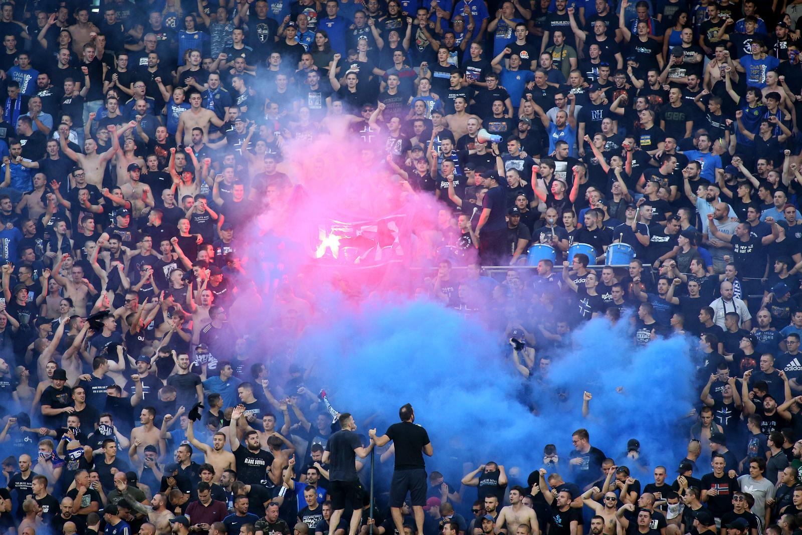 Zagreb: Bakljada Bad Blue Boysa na Maksimiru