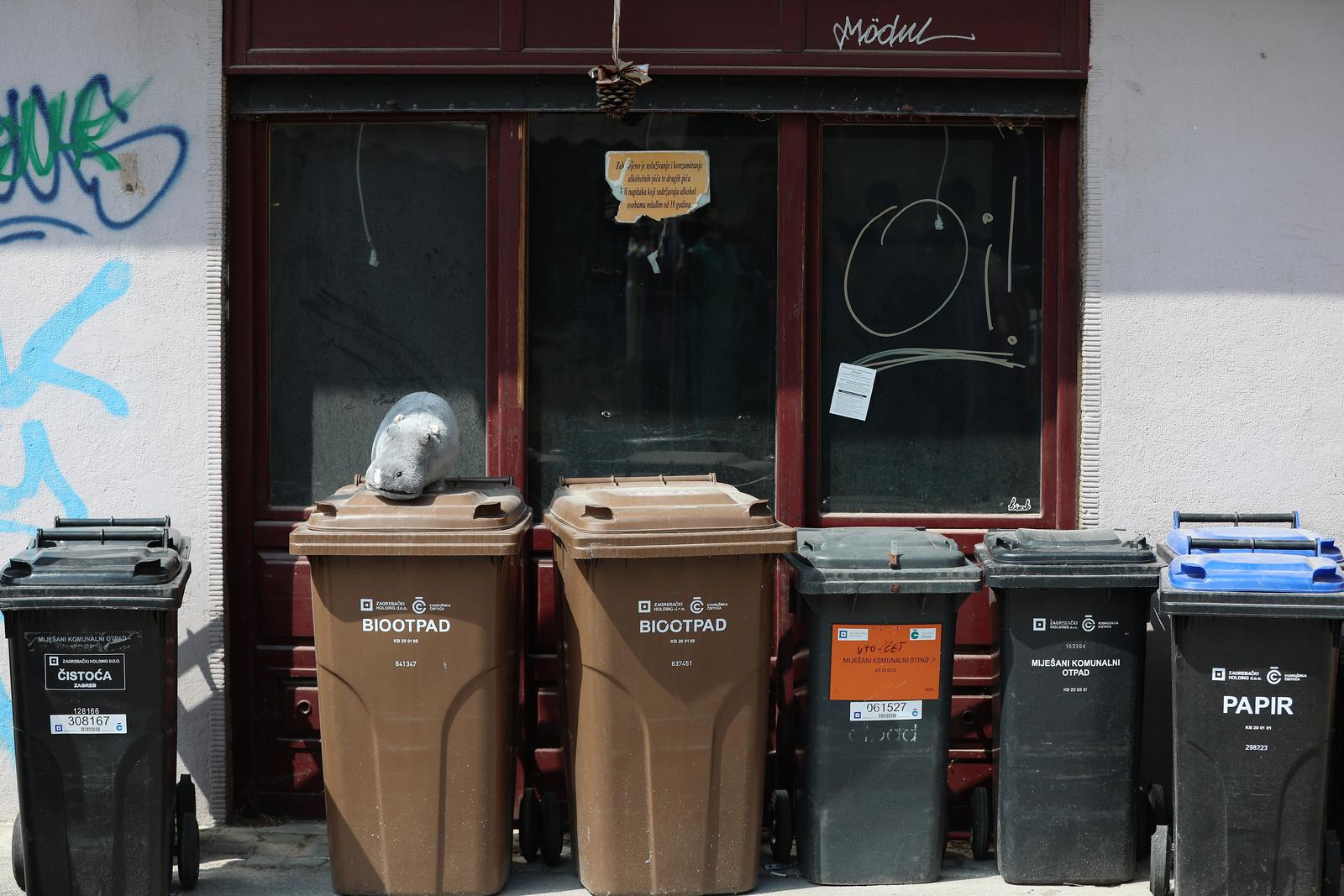 Zagreb: Odbačeni plišanac na kanti za otpad nada se novom vlasniku