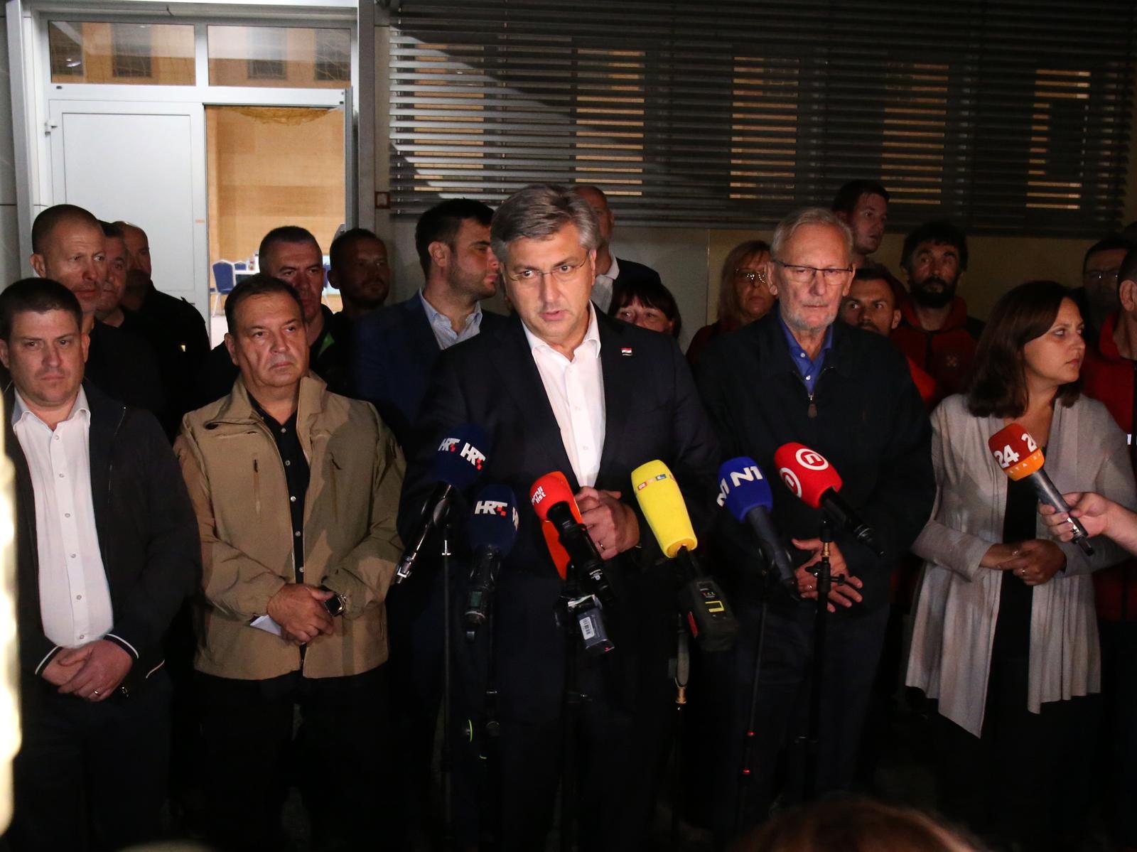 Premijer Plenković nakon što je s ministrima obišao mjesto nesreće dao je izjavu za medije