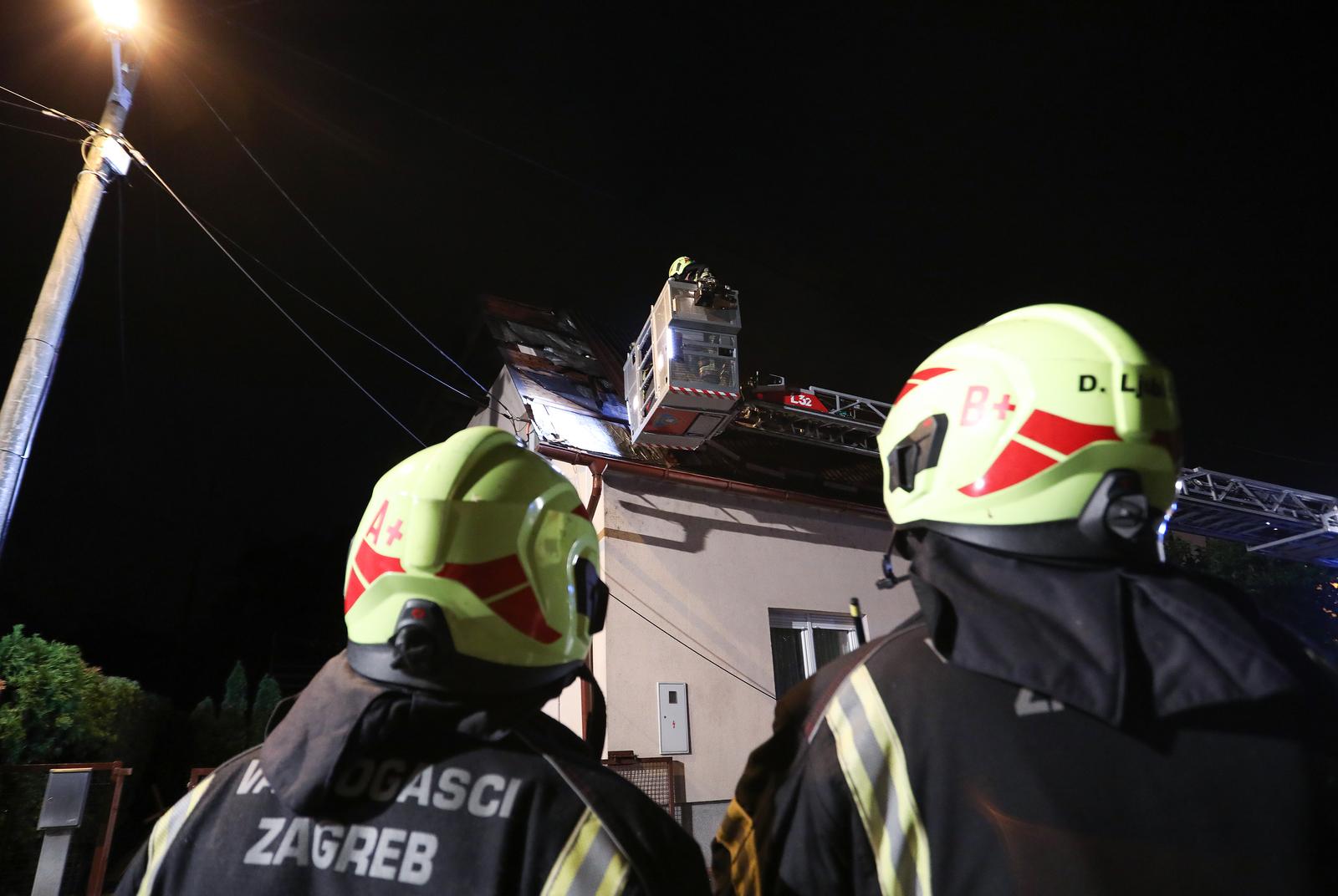 Jako nevrijeme pogodilo je Zagreb, u Zagarovoj ulici jaki vjetar je odnio krov