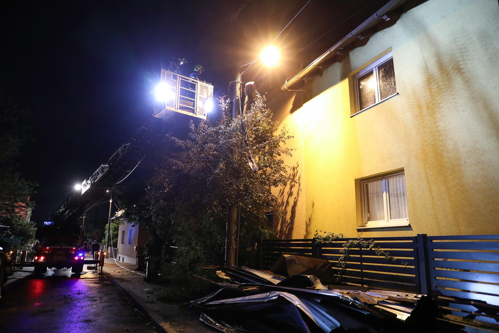 Jako nevrijeme pogodilo je Zagreb, u Zagarovoj ulici jaki vjetar je odnio krov