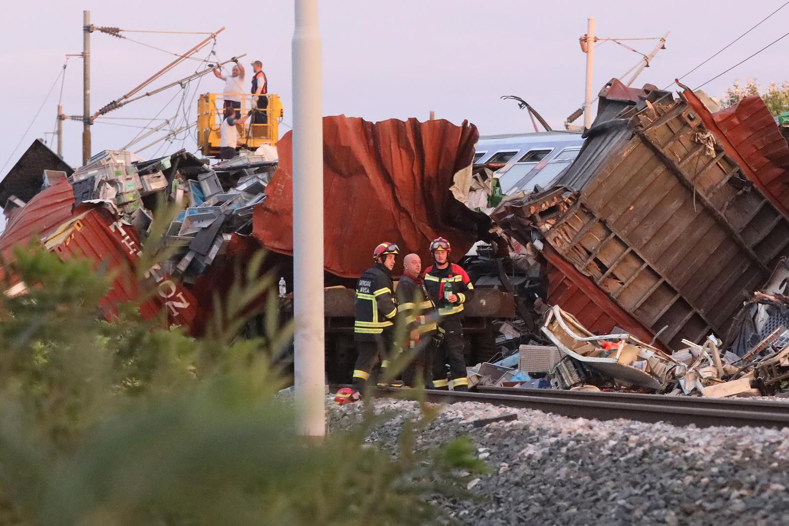 Novska: Započelo je tegljenje vlakova, kako bi se mogla sanirati pruga i prostor oko nje