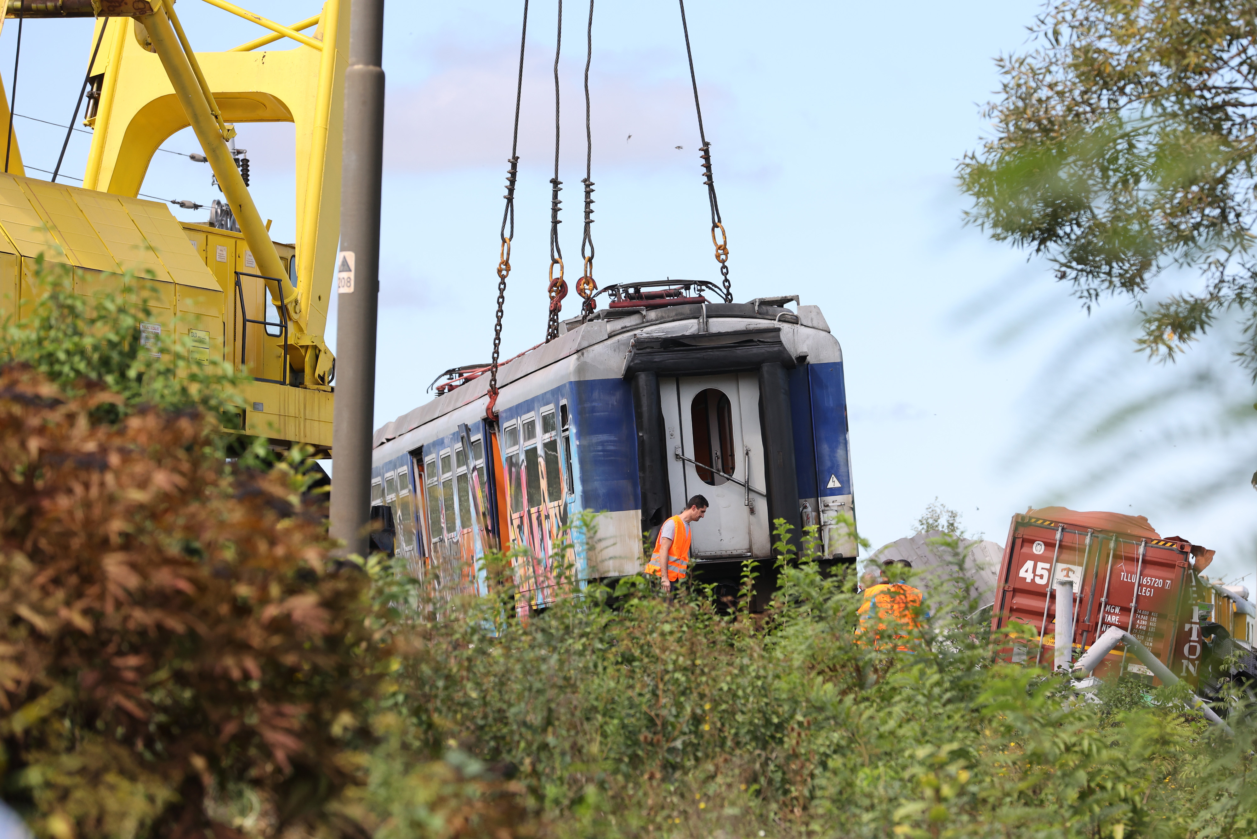 Novska: U tijeku je uklanjanje putničkog vlaka i sanacija mjesta nesreće