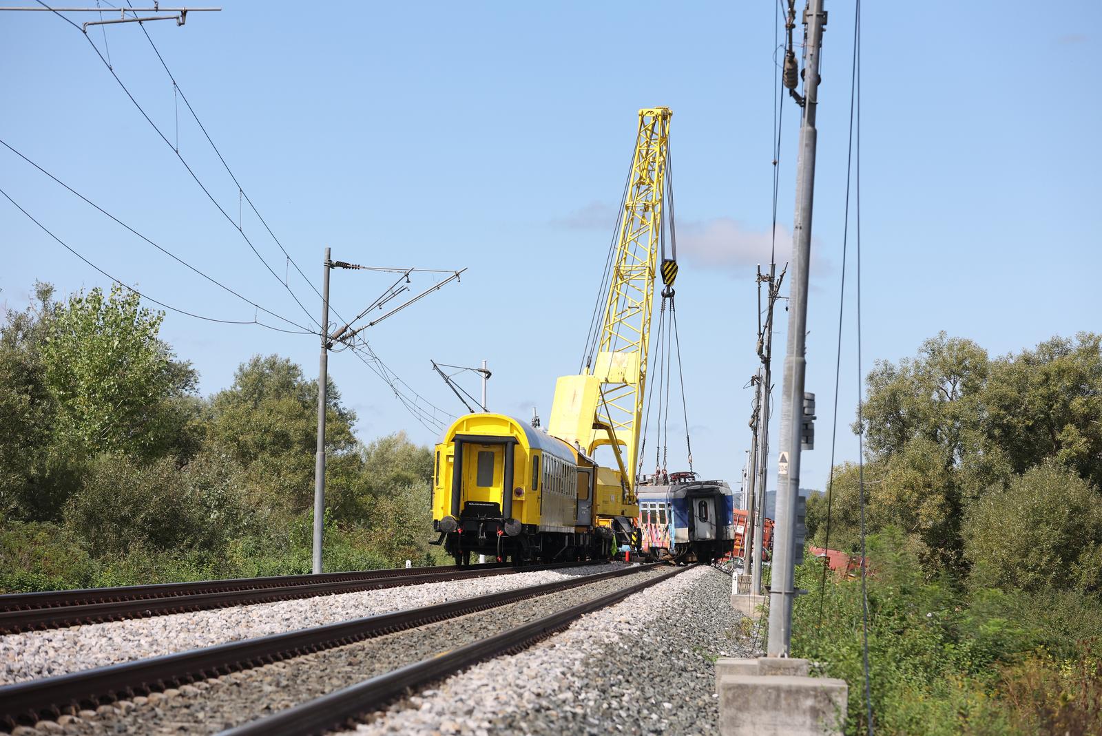 Novska: U tijeku je uklanjanje putničkog vlaka i sanacija mjesta nesreće