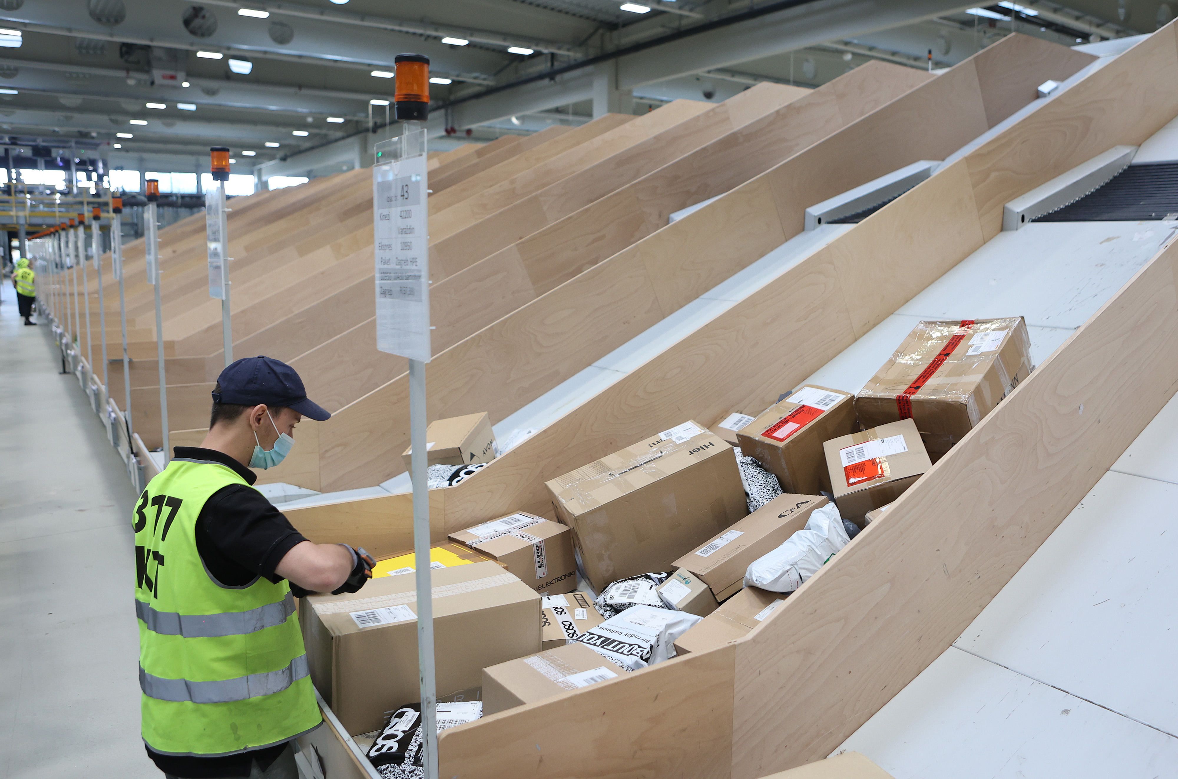 U sortirnom centru Pošte počela naplata carine i PDV-a na sve male pošiljke koje dolaze izvan EU