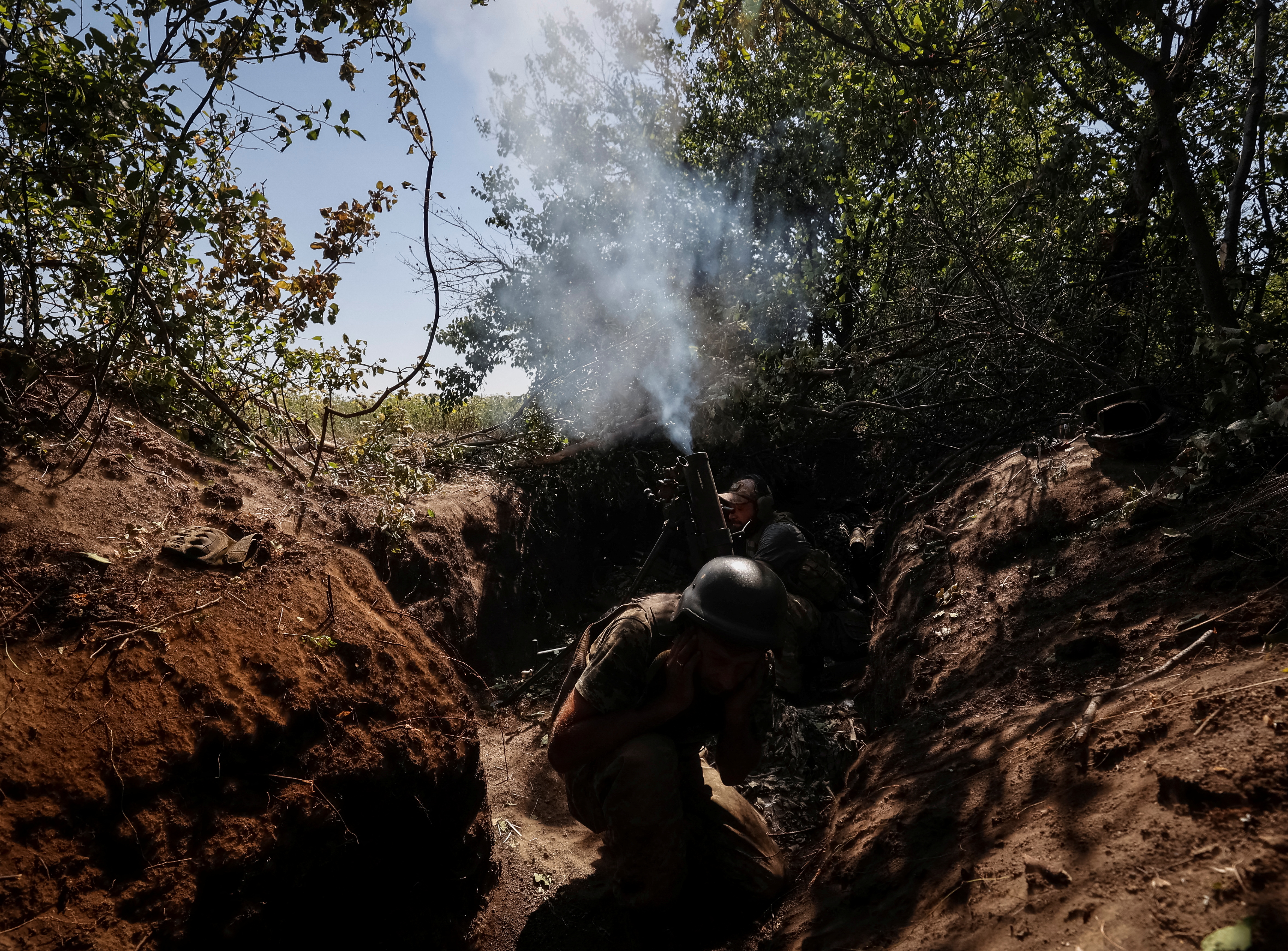 ukrajinska vojska, ukrajinski vojnici, rov, invazija