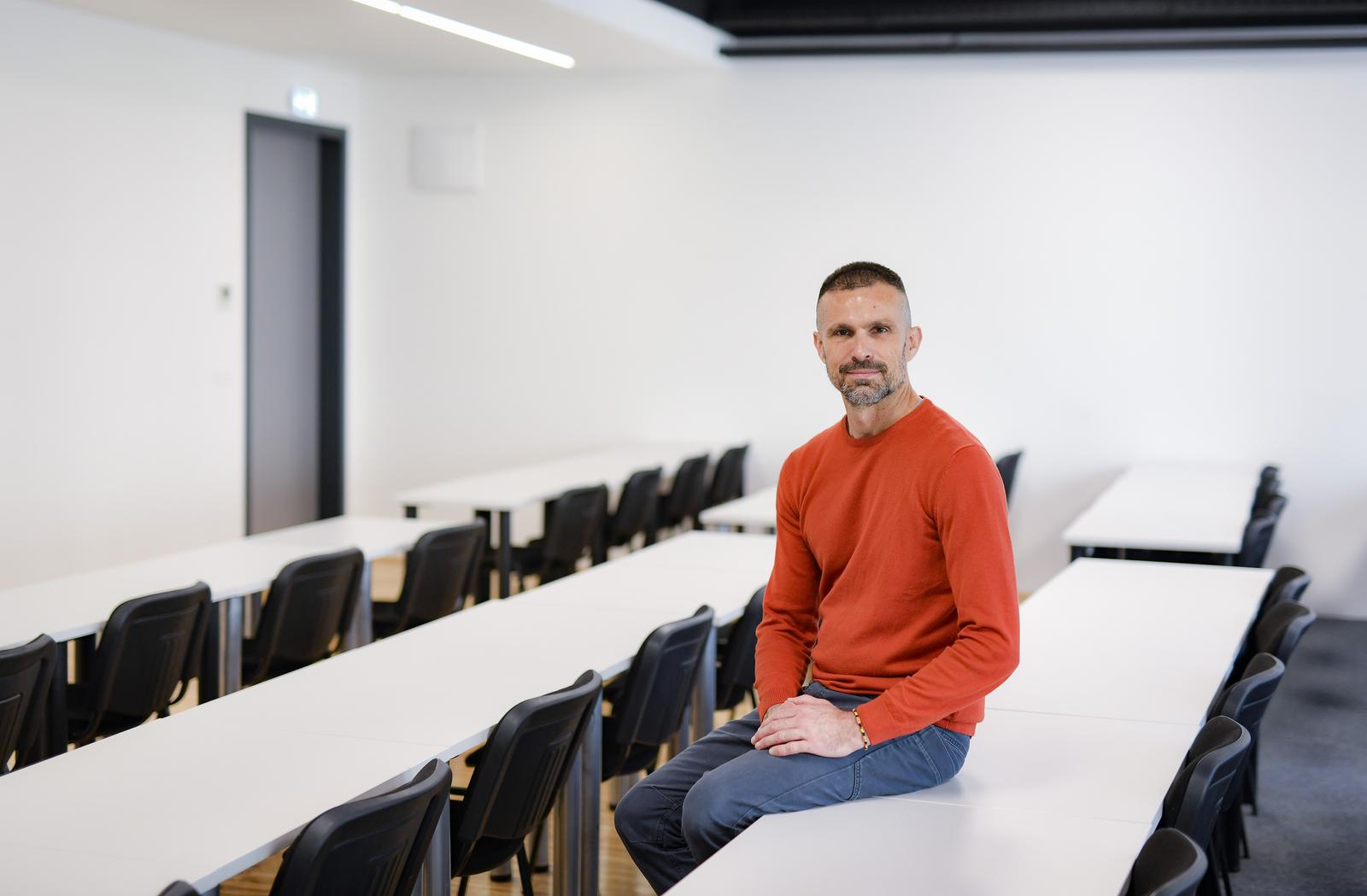 Zagreb: Profesor matematičar  Toni Milun pomaže video instrukcijama na internetu