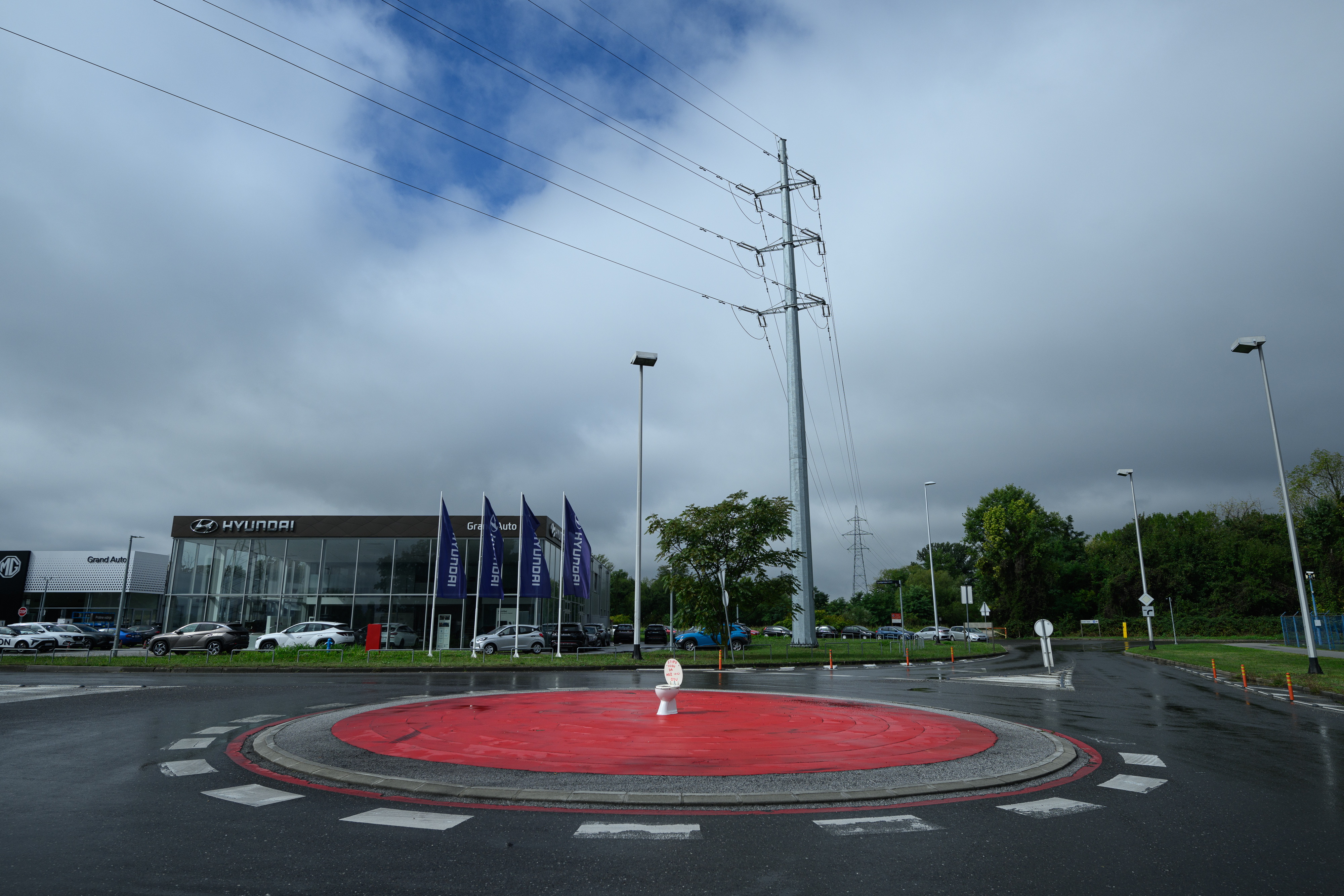 Zagreb: Na kružni tok u Jankomiru postavljena wc školjka s natpisom "Stipu vodu da HDZ-ovci odu"