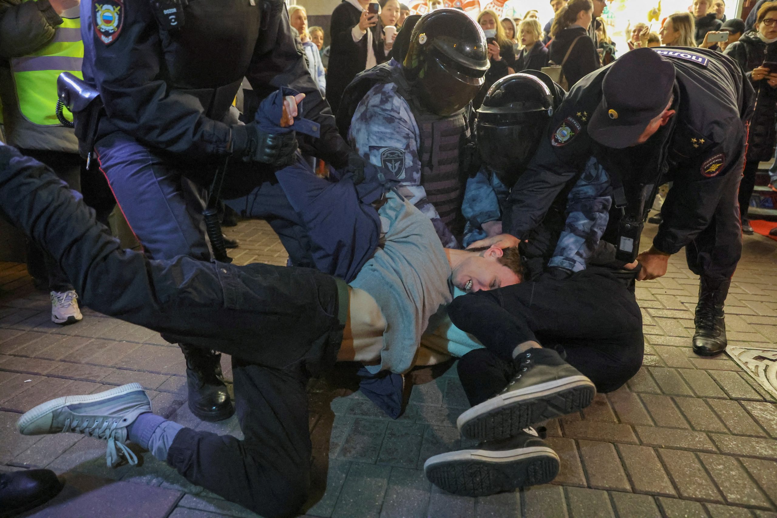 1663790199-2022-09-21T171935Z_965656977_RC2SLW9SI4PJ_RTRMADP_3_UKRAINE-CRISIS-MOBILISATION-PROTESTS-scaled.jpg