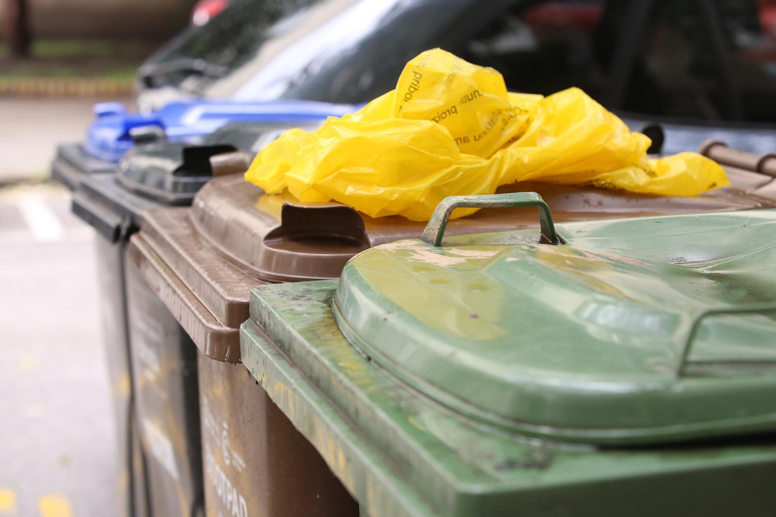 Zagreb: Kante za otpad u Križanićevoj ulici