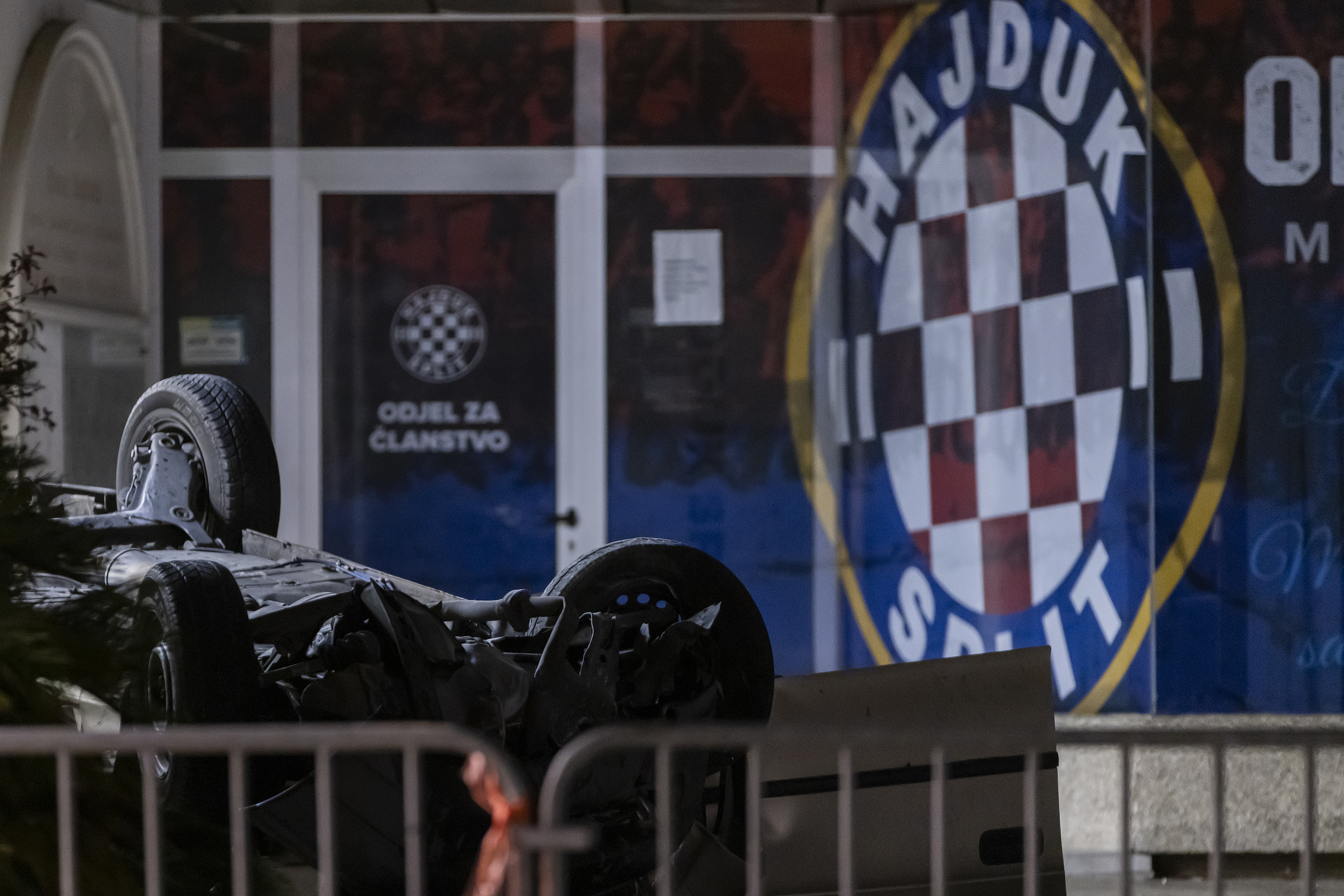 Split: Automobilom probio ogradu na Poljudu i pao s desetak metara visine