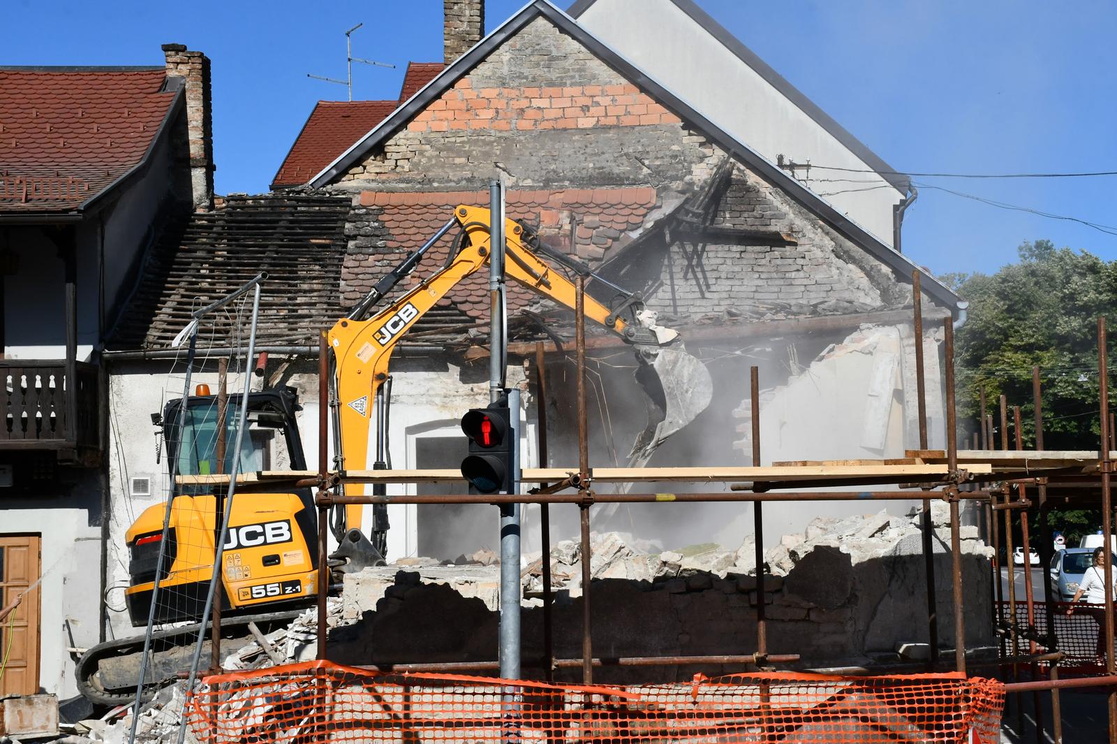 Sisak: U Ulici Matije Gupca ruši se kuća oštećena u potresu 2020. godine