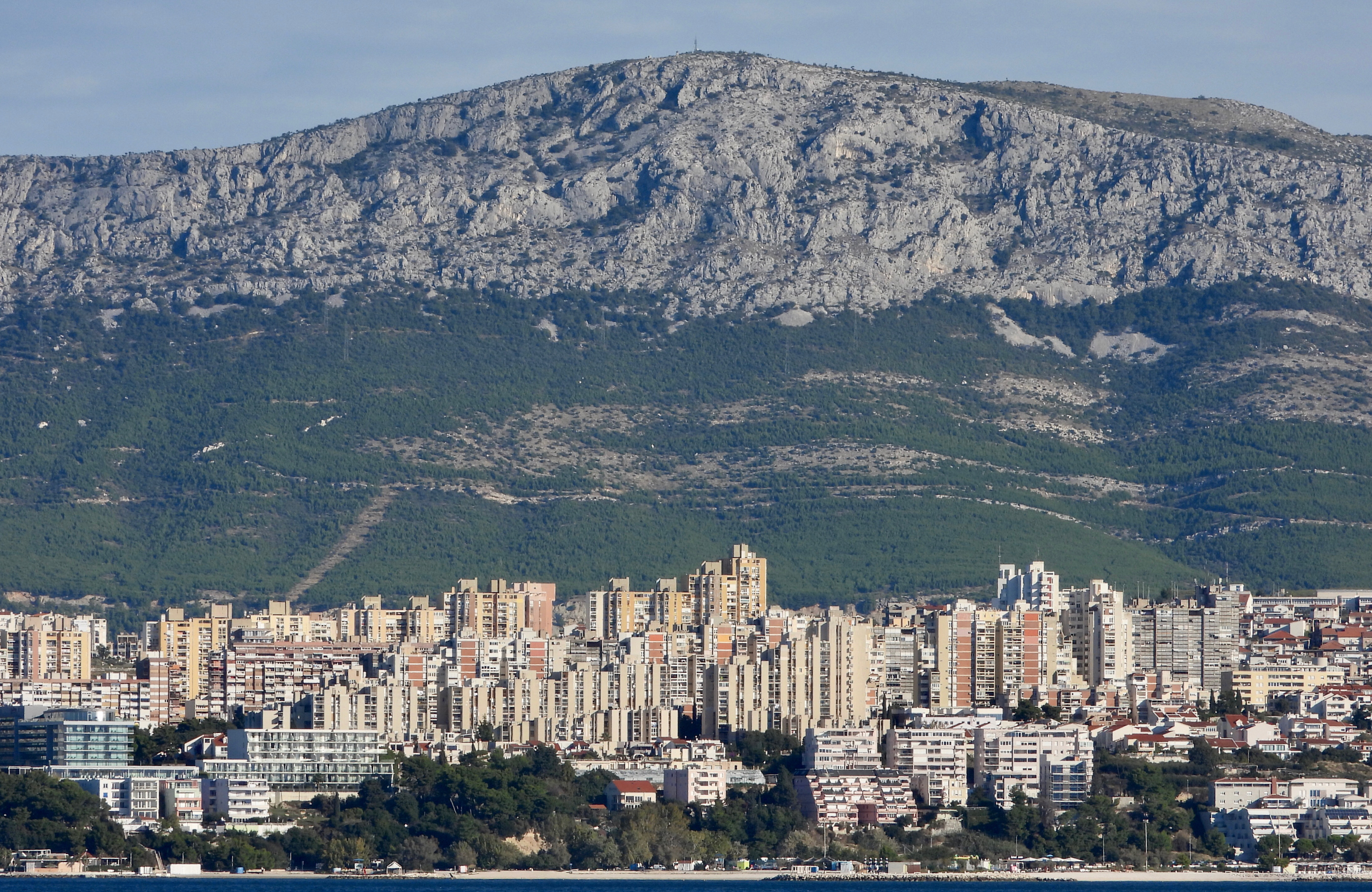 Split: Pogled na stambene zgrade s trajekta