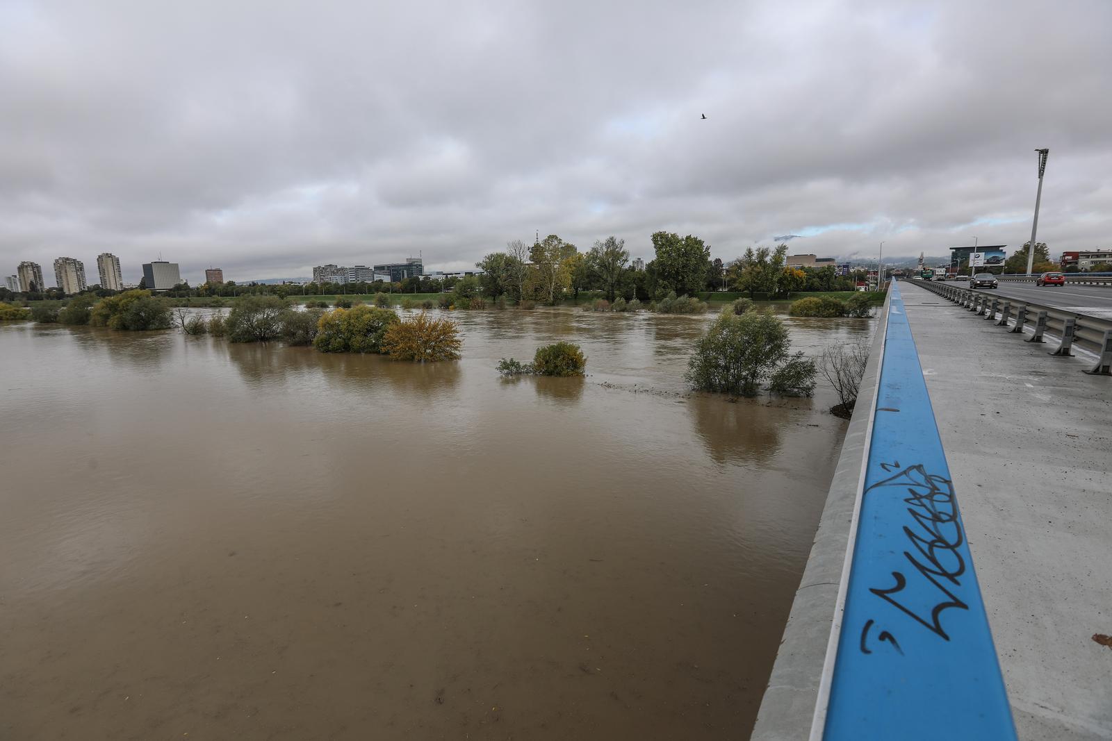 Zagreb: Iz korita se na području metropole izlila Sava