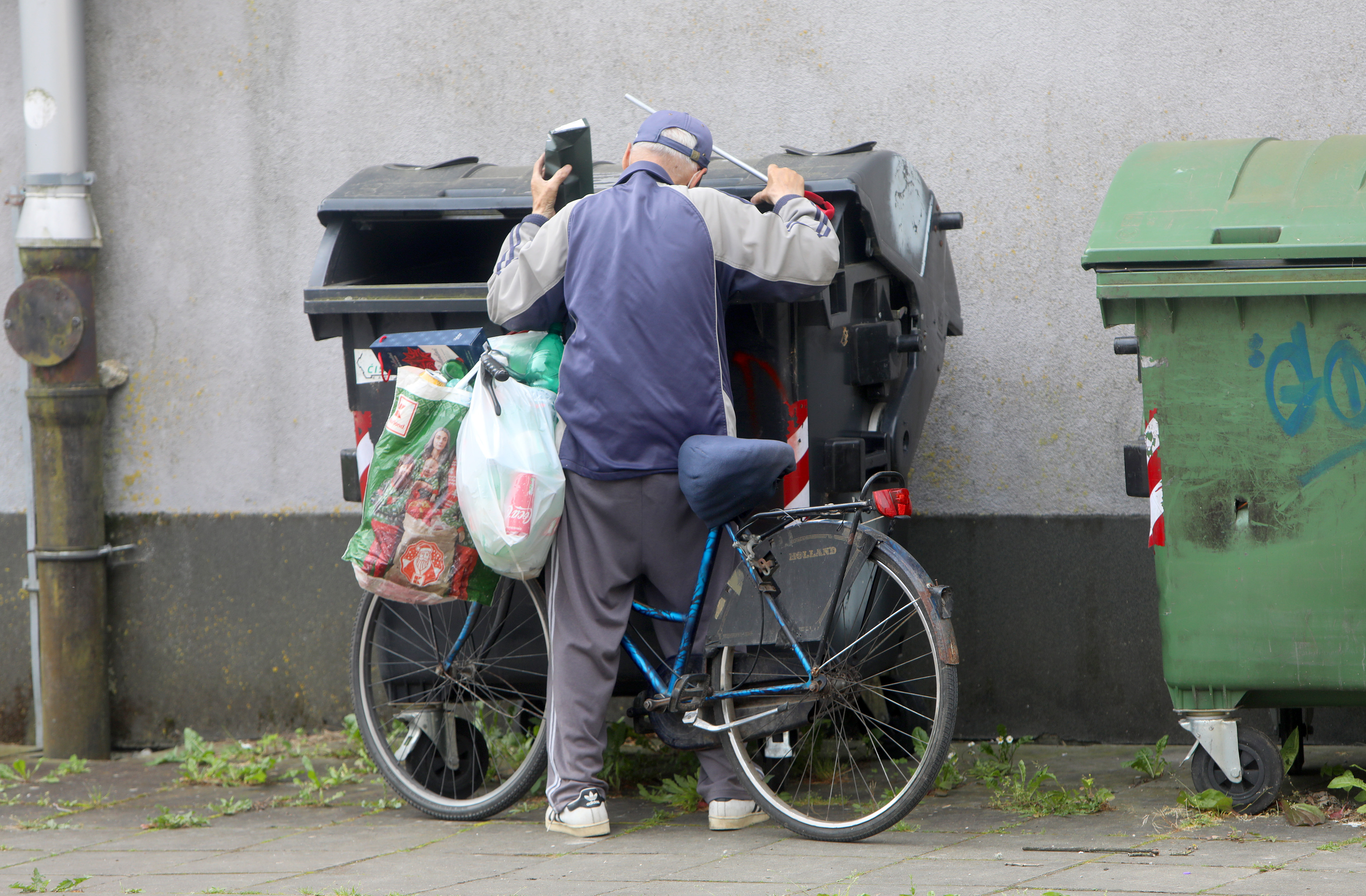 Umirovljenik kopa po kontejneru