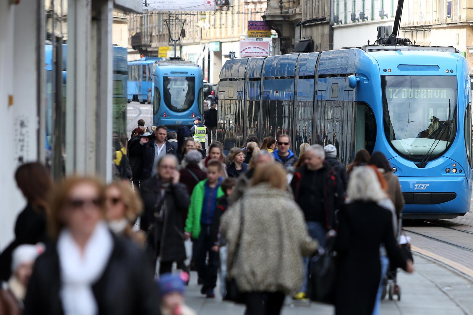 Zagreb: Toplije vrijeme gra?ani iskoristili za etnju gradom i druenje na terasama kafi?a