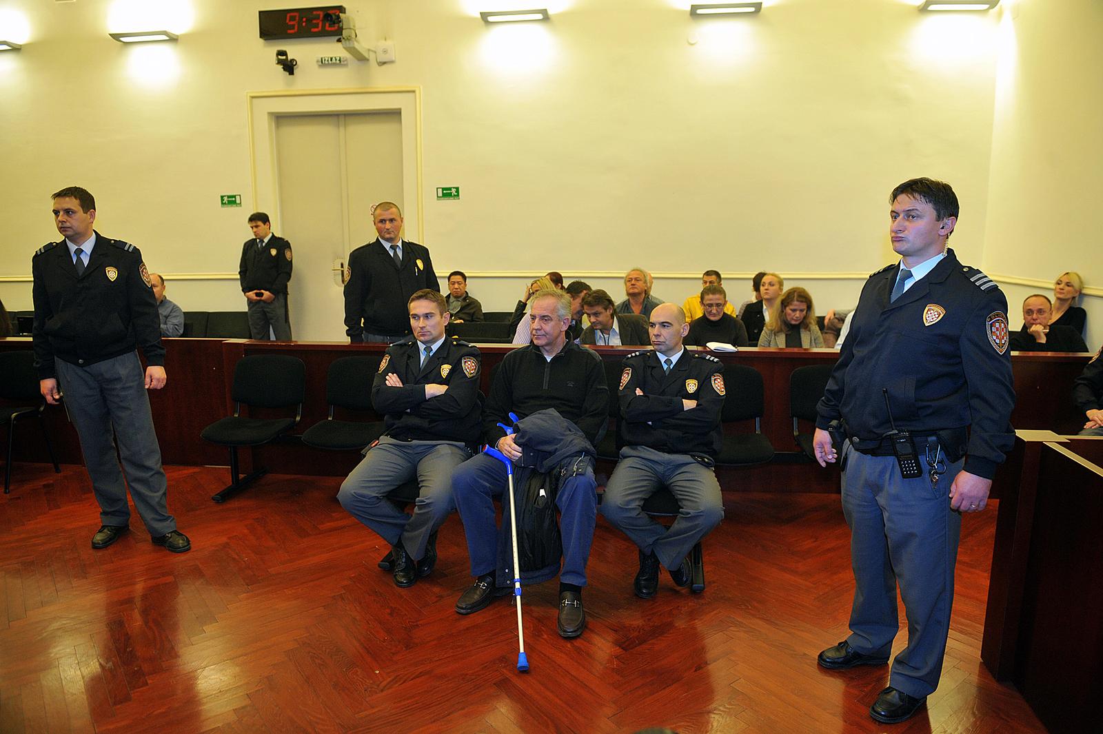 Bivi premijer i predsjednik HDZ-a Ivo Sanader prvi je put zasjeo na optueni?ku klupu 28. listopada 2011.