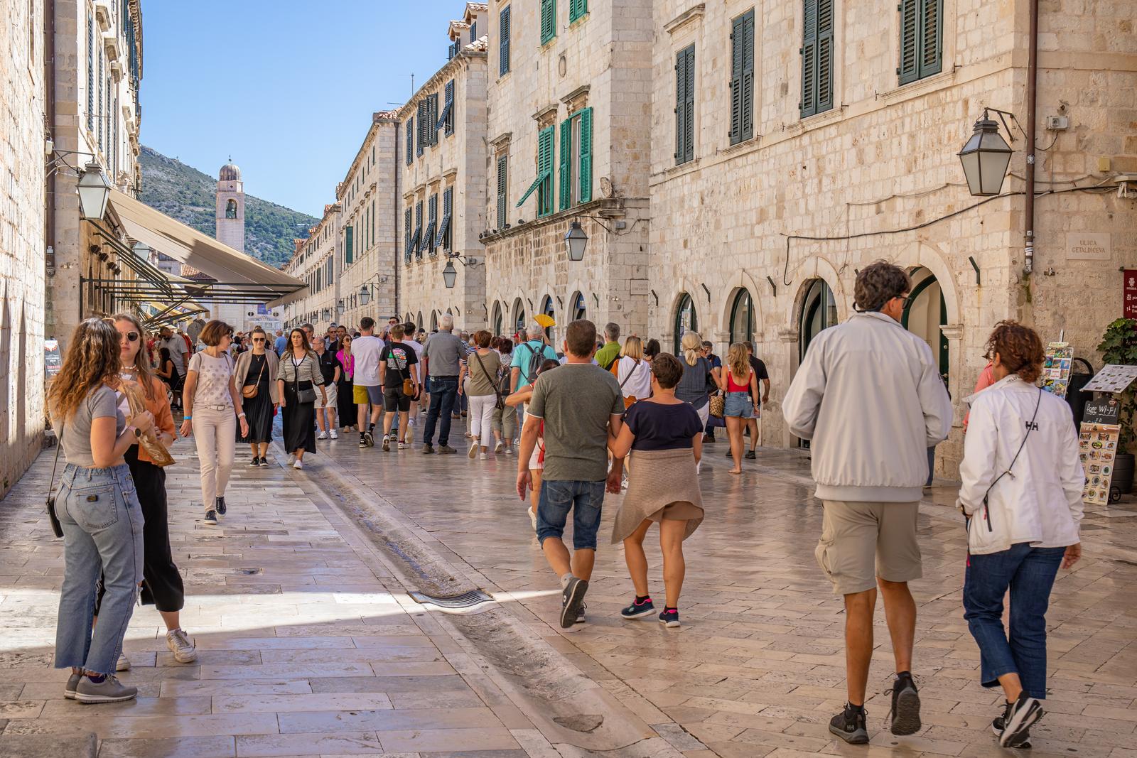 Brojni turisti uživaju u znamenitostima Dubrovnika