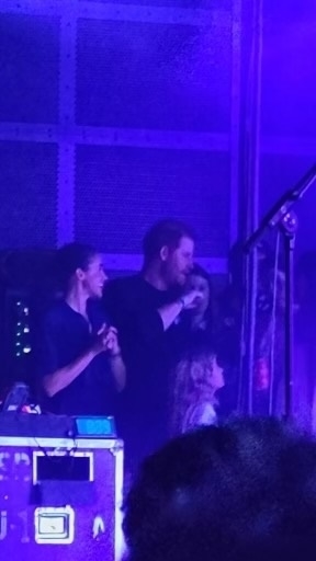 *PREMIUM-EXCLUSIVE* PRINCE HARRY, MEGHAN MARKLEWE KNOW JACK ABOUT MUSIC!!!Huggin' And Dancin' At Jack Johnson Concert