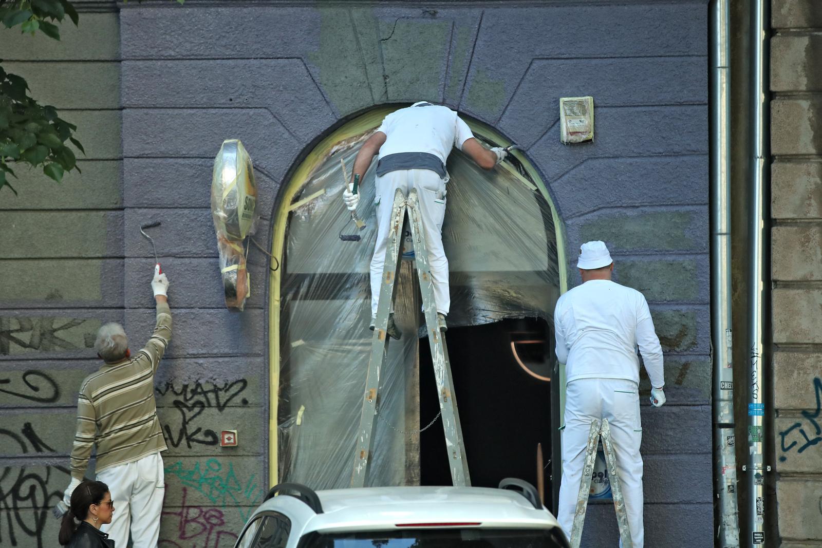 Zagreb: Radnici u središtu grada uređuju pročelje zgrade