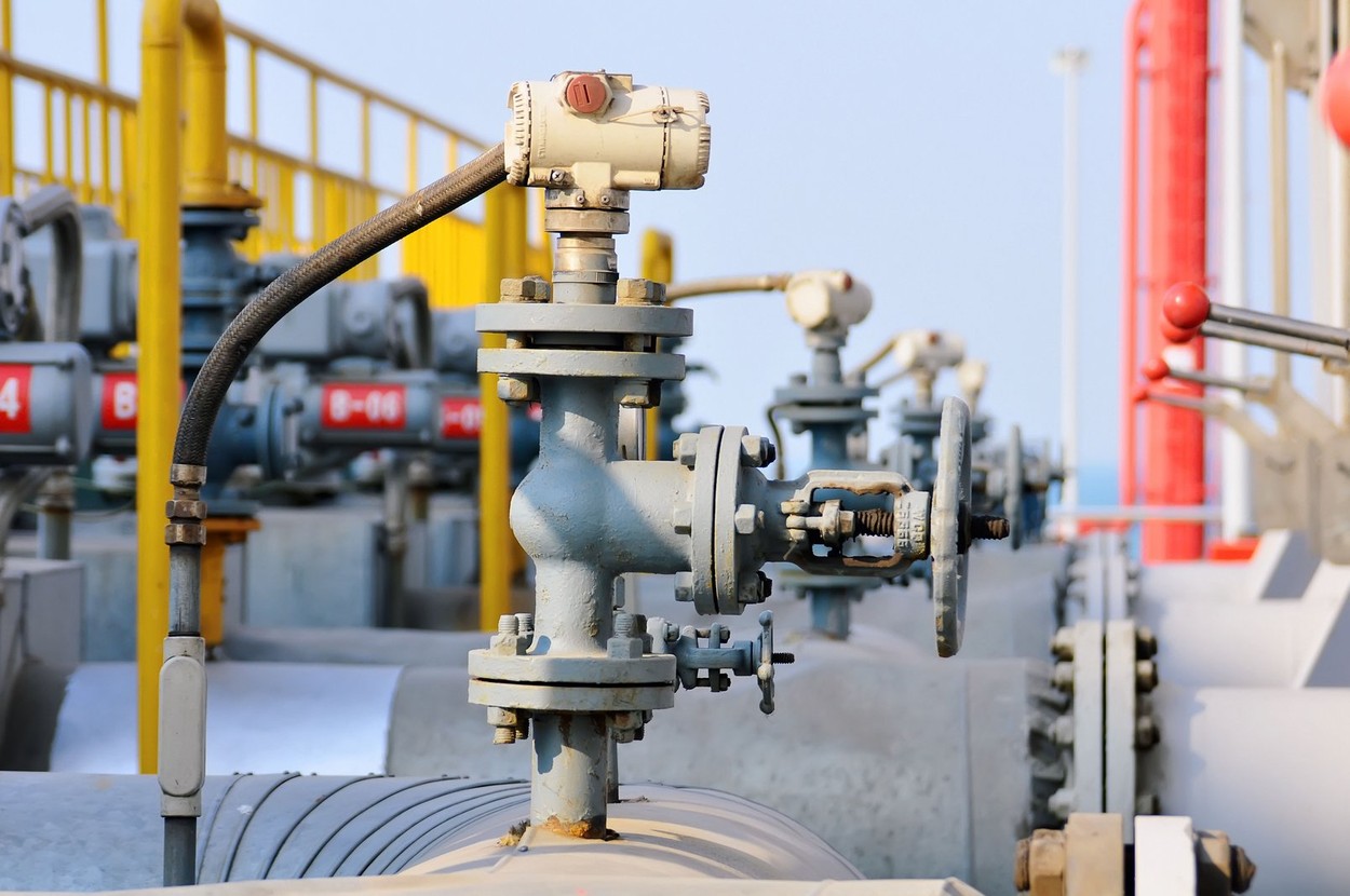 Oil pipeline valves