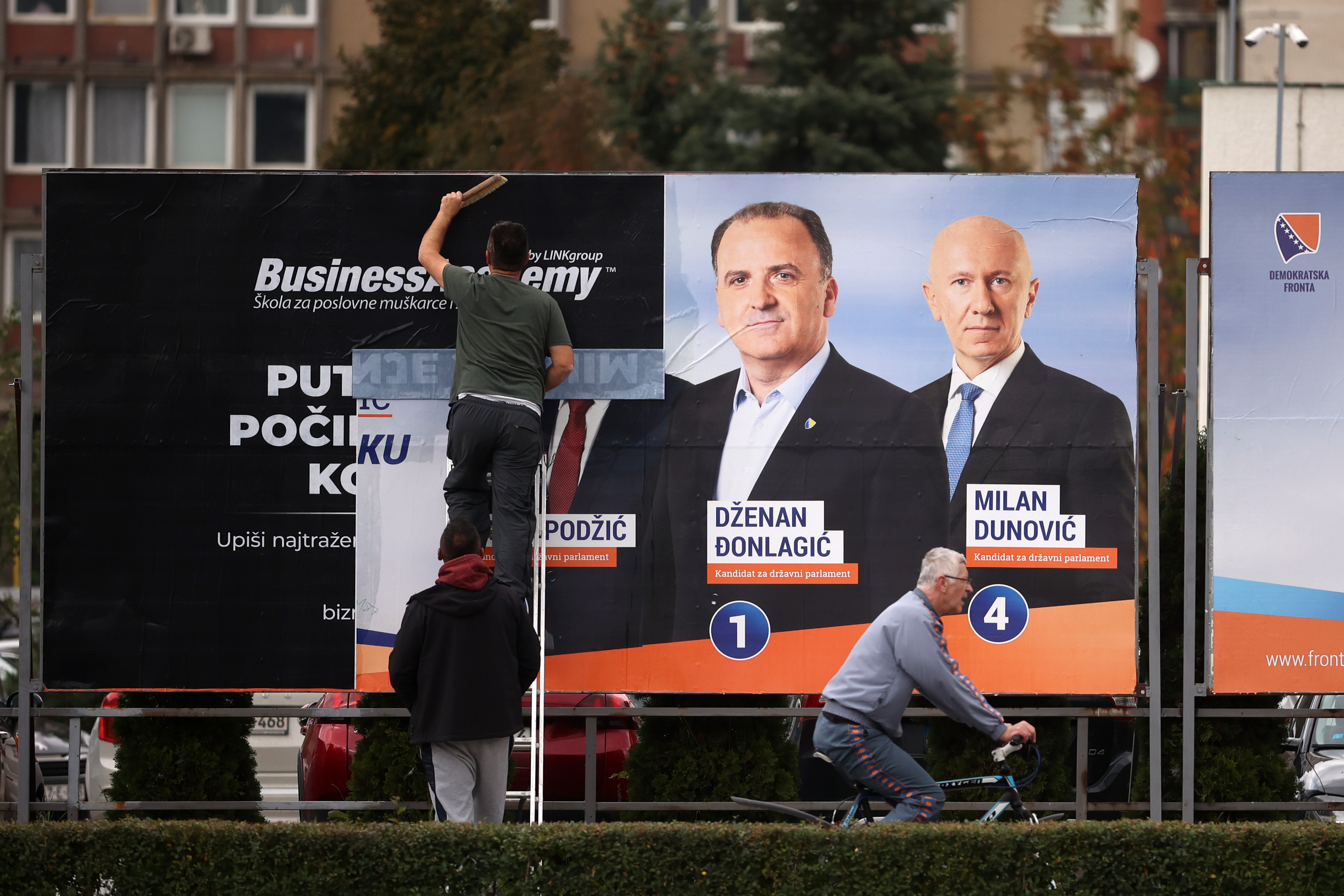 Uklanjanje predizbornih plakata u Sarajevu