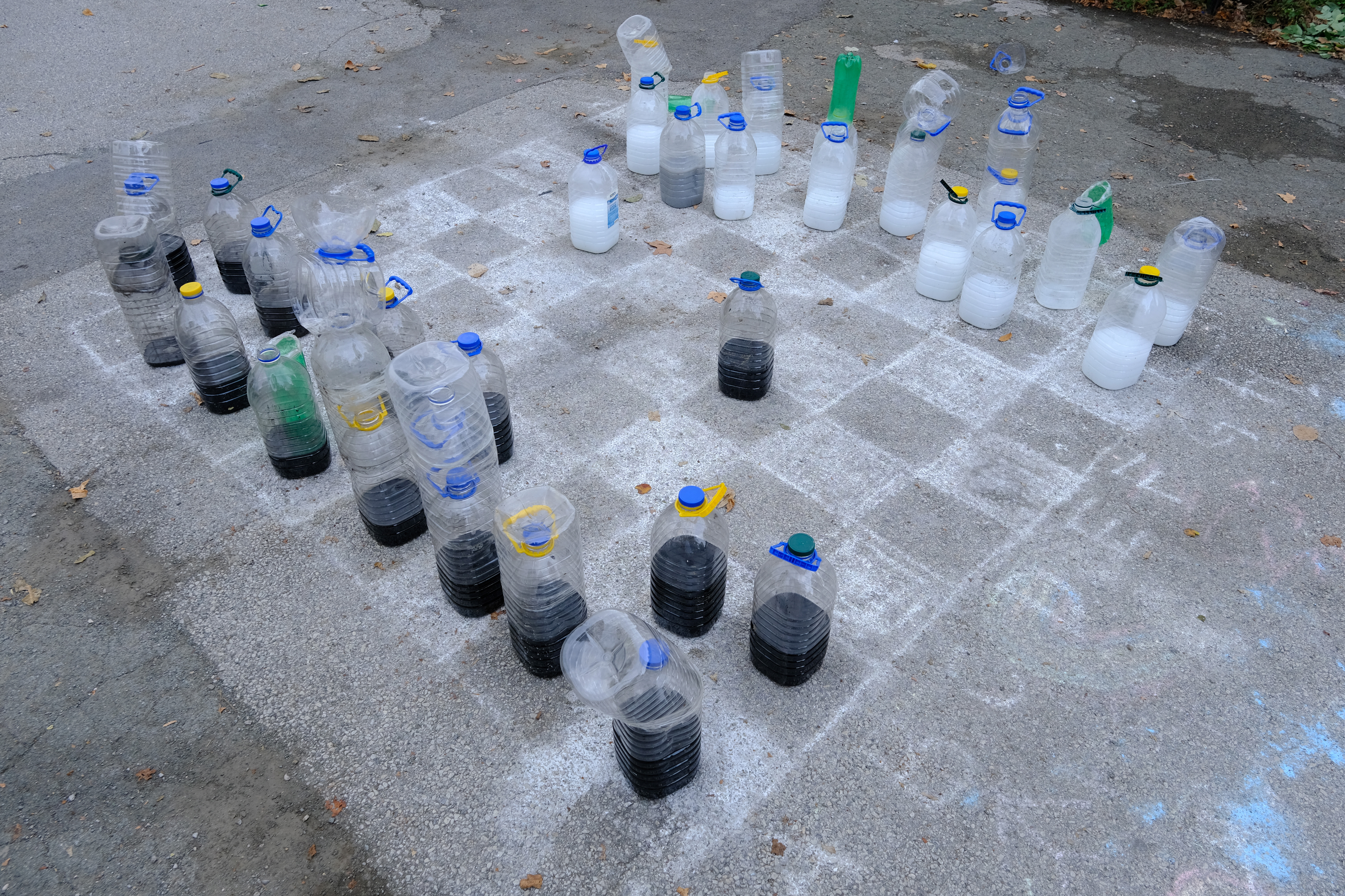 Zagreb: Šahovsko polje s neobičnim figurama na Trgu Franje Tuđmana