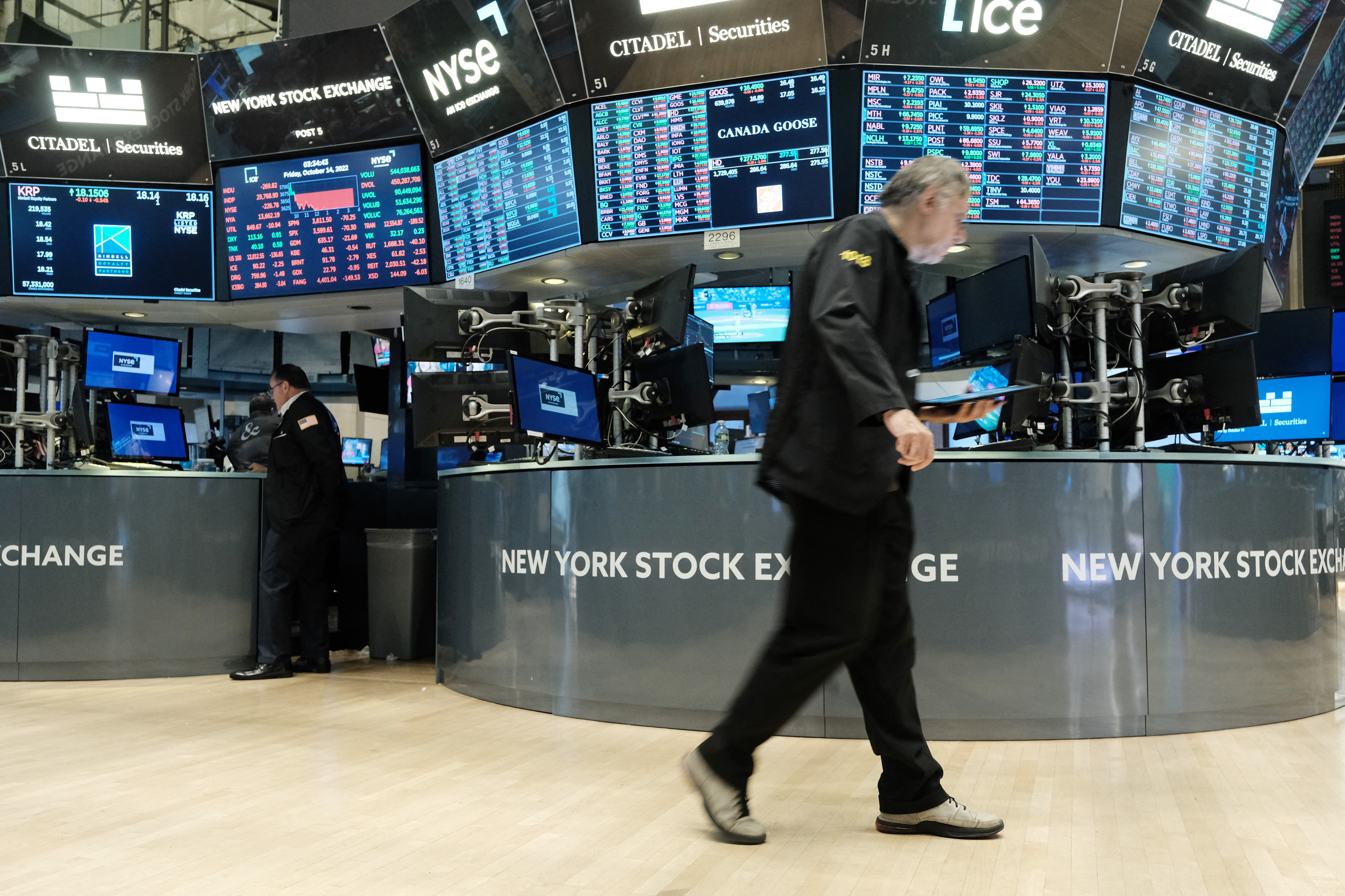 Stocks Fall On Earning Reports From Banks