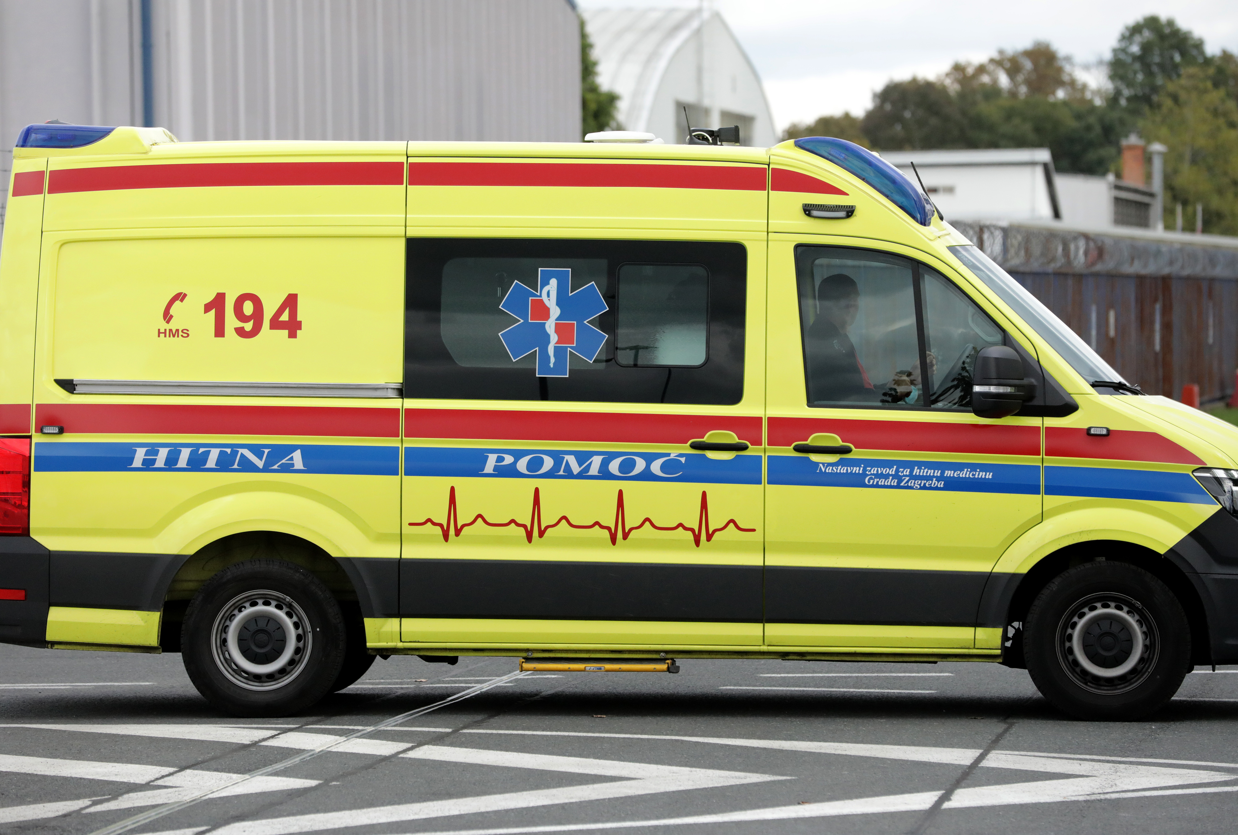 Zagreb: Vozilo hitne pomoći u zračnoj luci očekuje povratak Vjekoslava Prebega