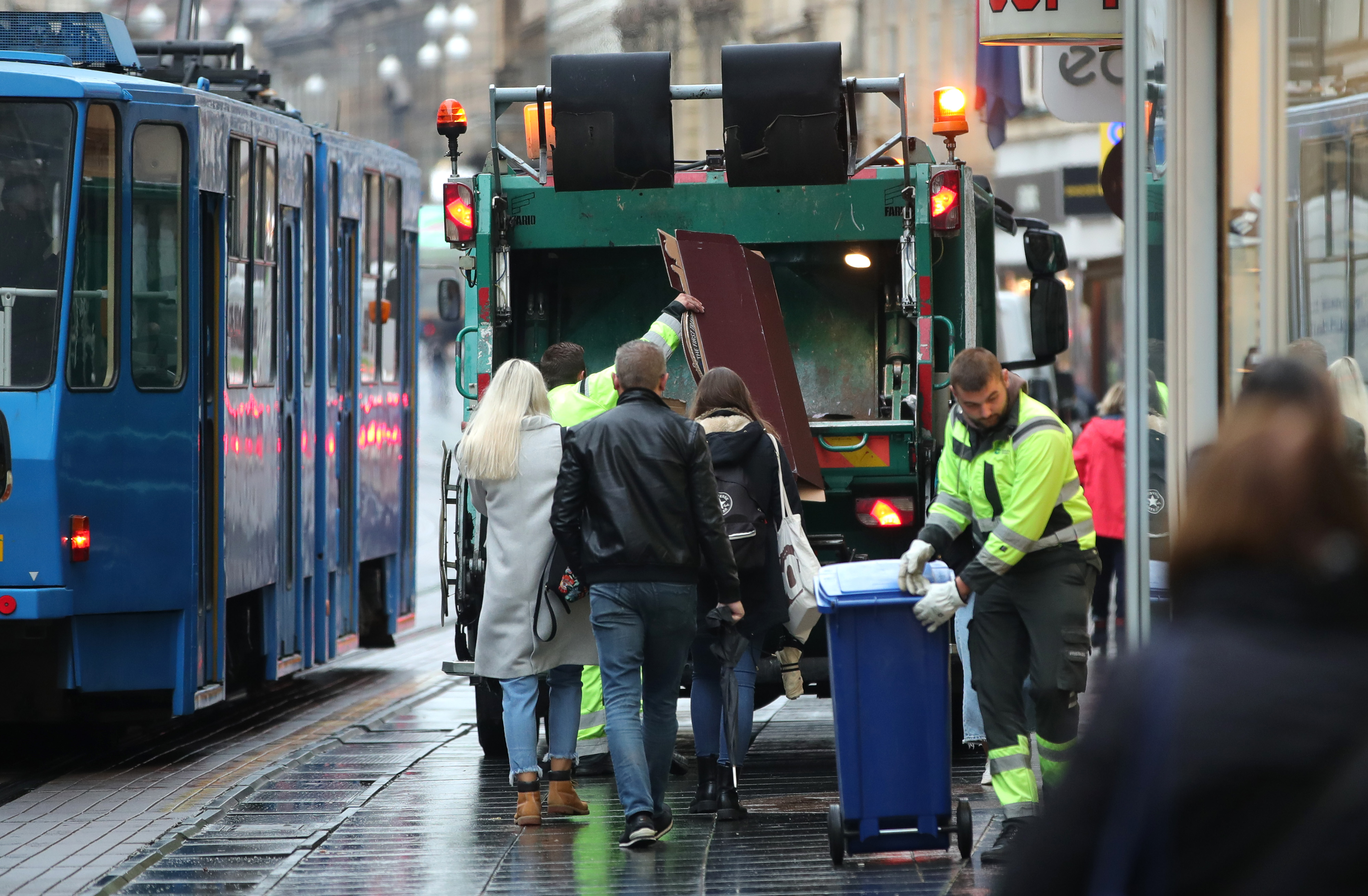 Simpati?ne prodava?ice pomogle su  zaposlenicima ?isto?e utovariti sme?e u kamion