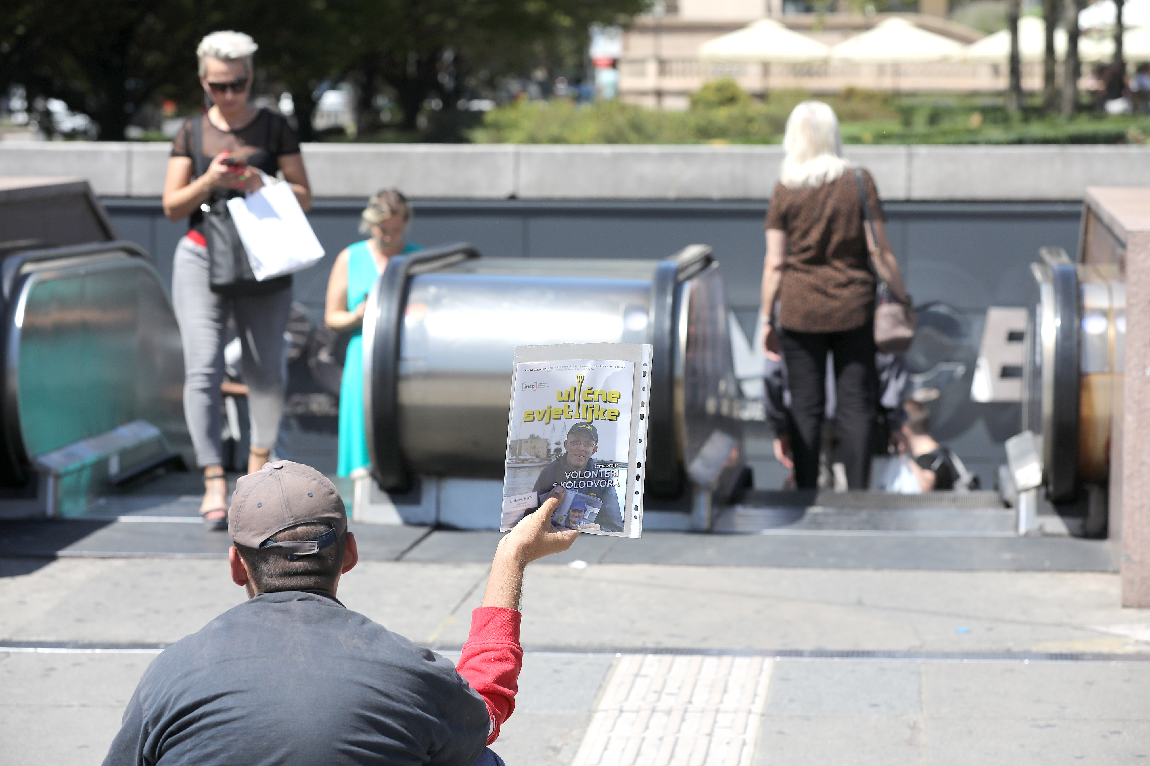 Zagreb: Unatoč velikoj vrućini prodavač časopisa Ulične svjetiljke ne odustaje