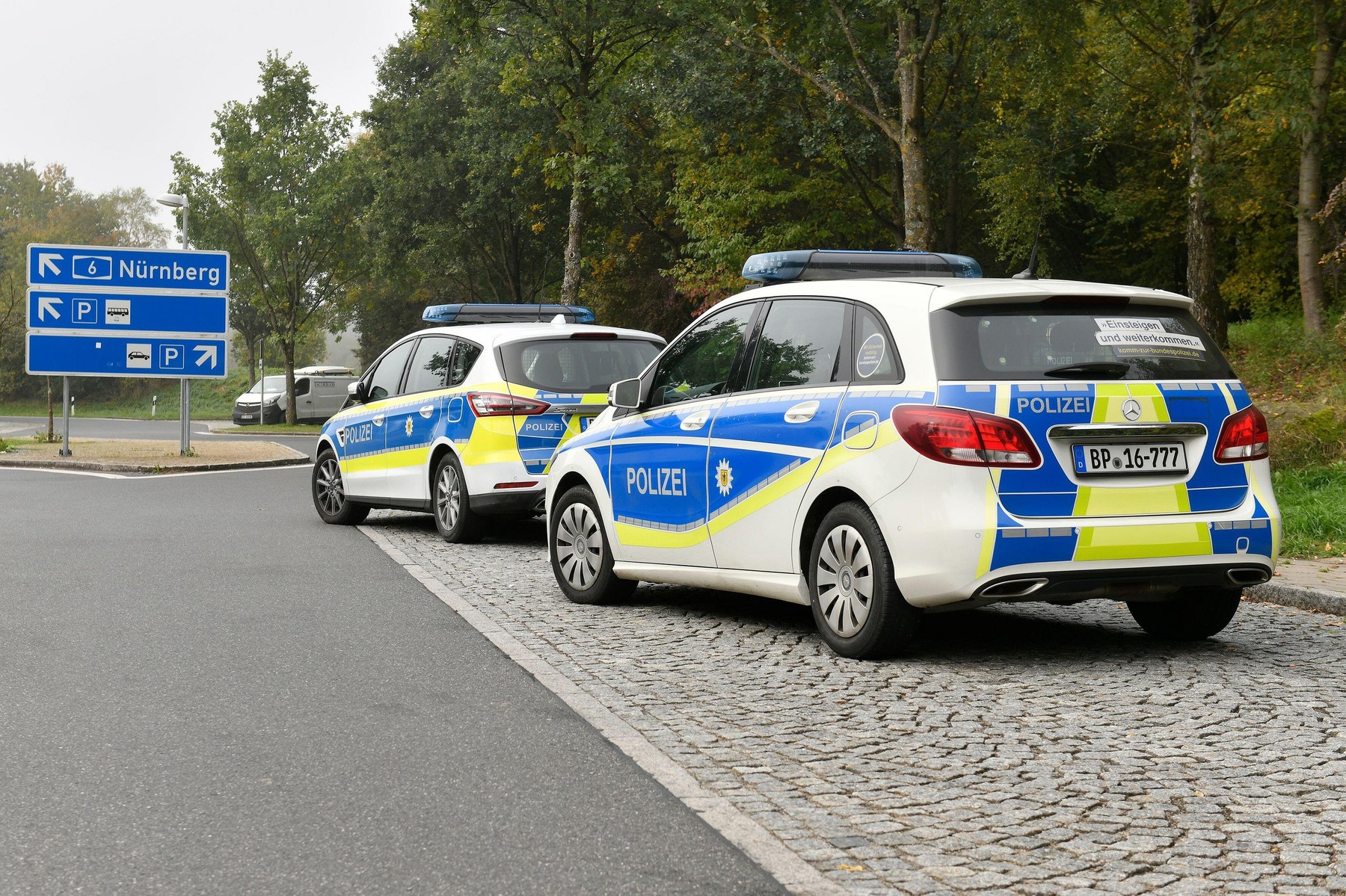 Waidhaus, Germany. 07th Oct, 2022. German police officers patrol across the Czech border in Waidhaus, Germany, on October 7, 2022. Credit: Miroslav Chaloupka/CTK Photo/Alamy Live News