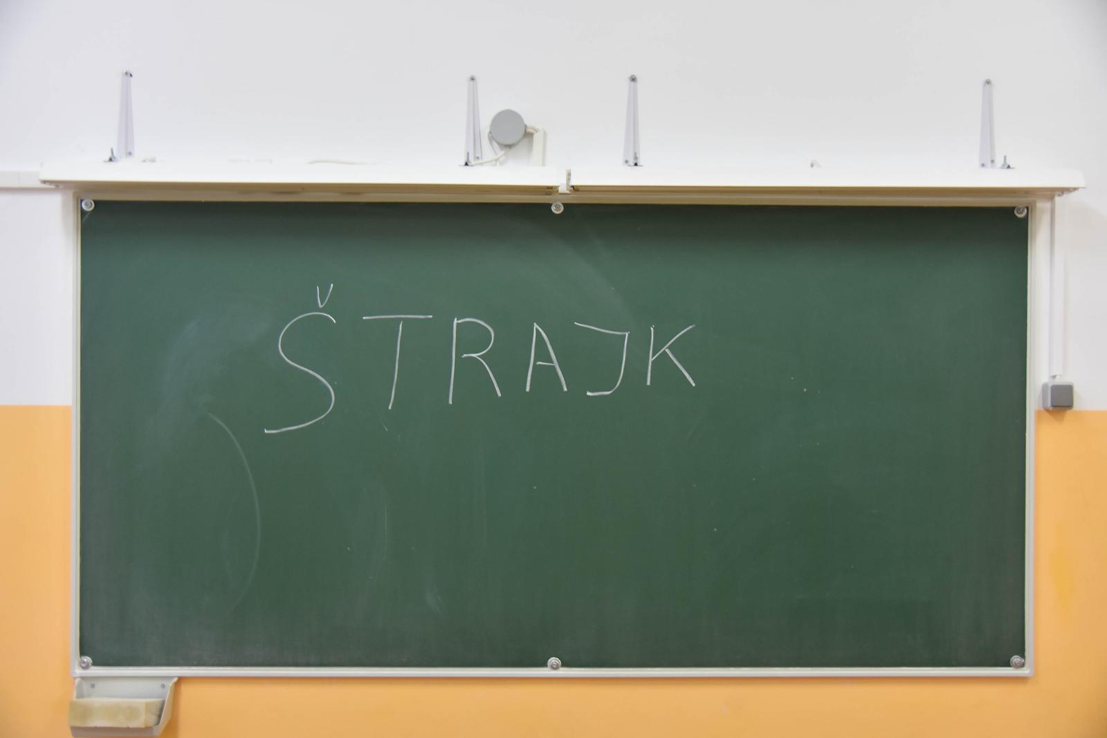 Započeo štrajk učitelja i profesora u osnovnim i srednjim školama
