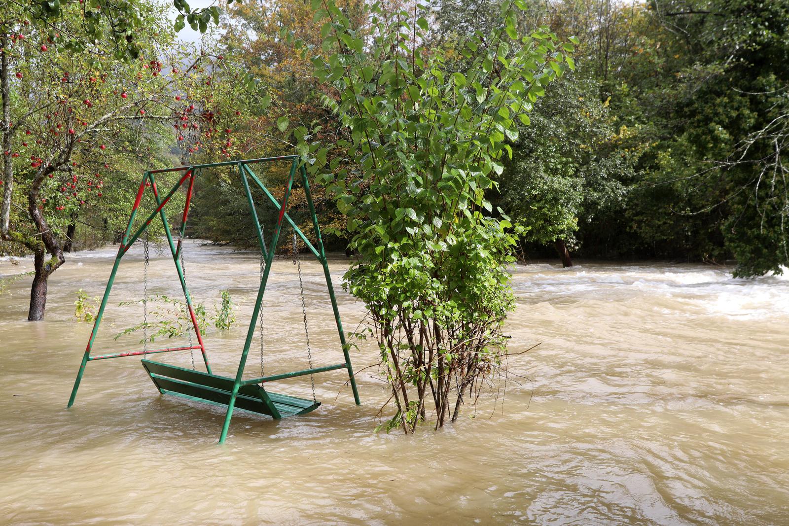 Osim Rijeke poplava je  pogodila i Brod na Kupi, direktor Hrvatskih voda: Vodostaji nam rastu, imamo nove rekorde