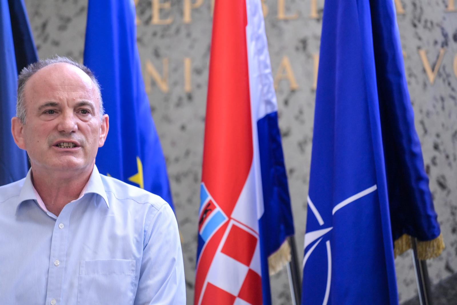 Zagreb: Konferencija za medije o remontu protupožarnih aviona