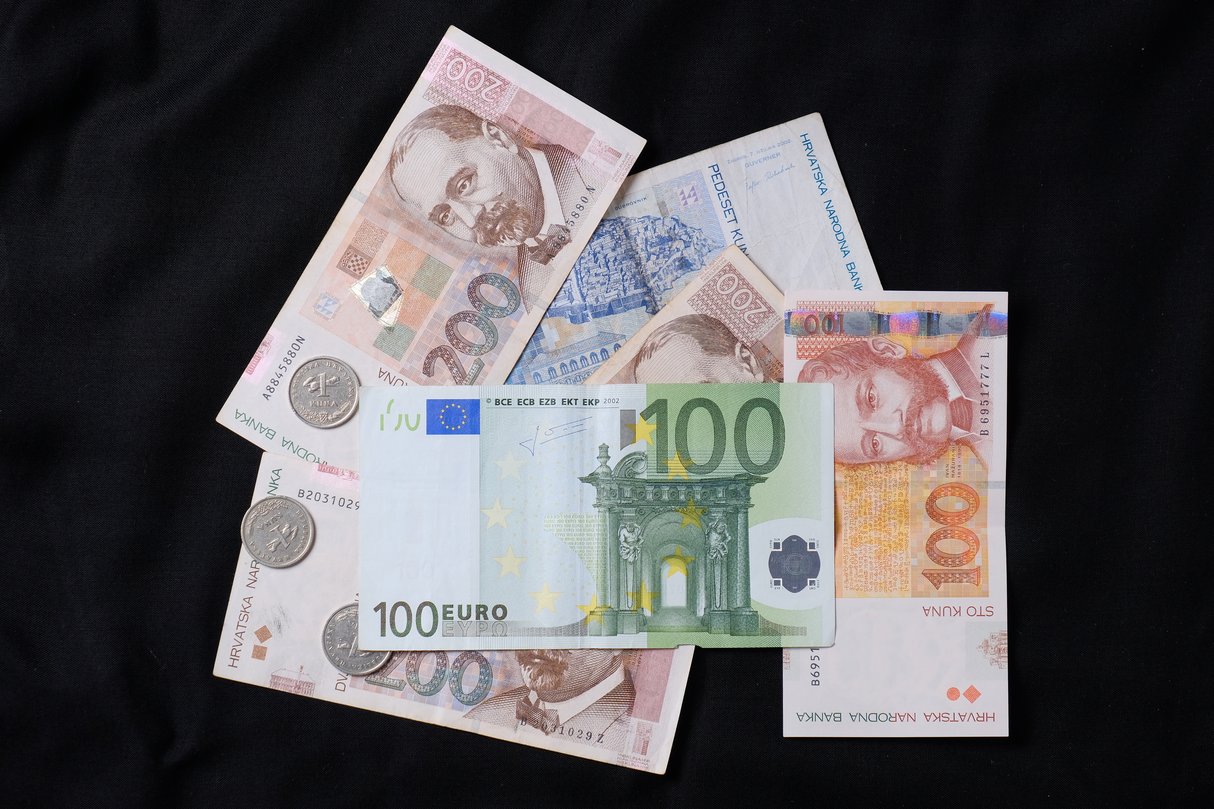 Kuna će biti zamijenjena eurom po fiksnom tečaju konverzije koji iznosi 7,53450 kuna za 1 euro