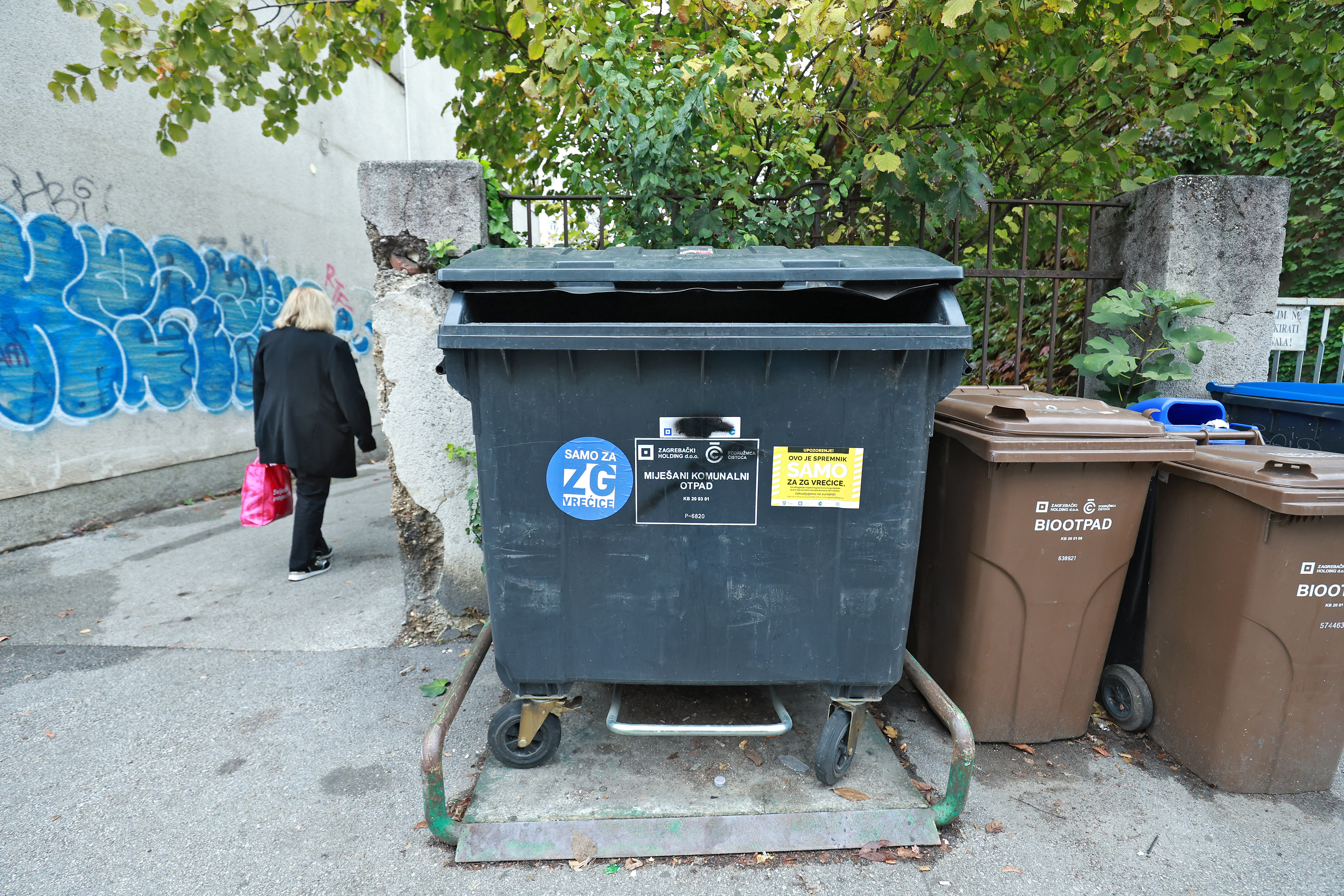Zagreb: Na kontejnerima za otpad osvanule plave i žute naljepnice tko poštuje pravila o odlaganju otpada