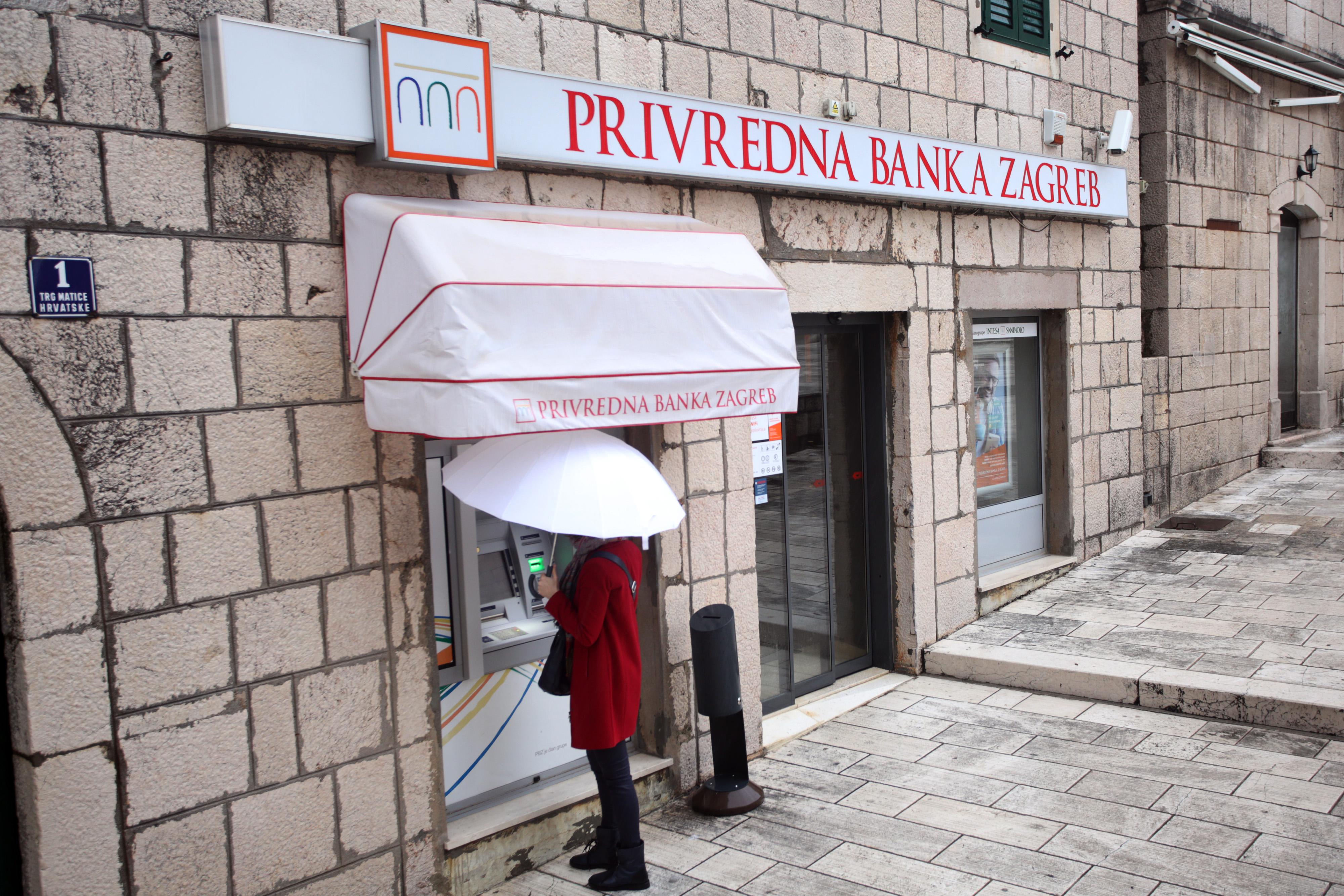 Imotski: Jučer je u centru grada opljačkana poslovnica PBZ-a