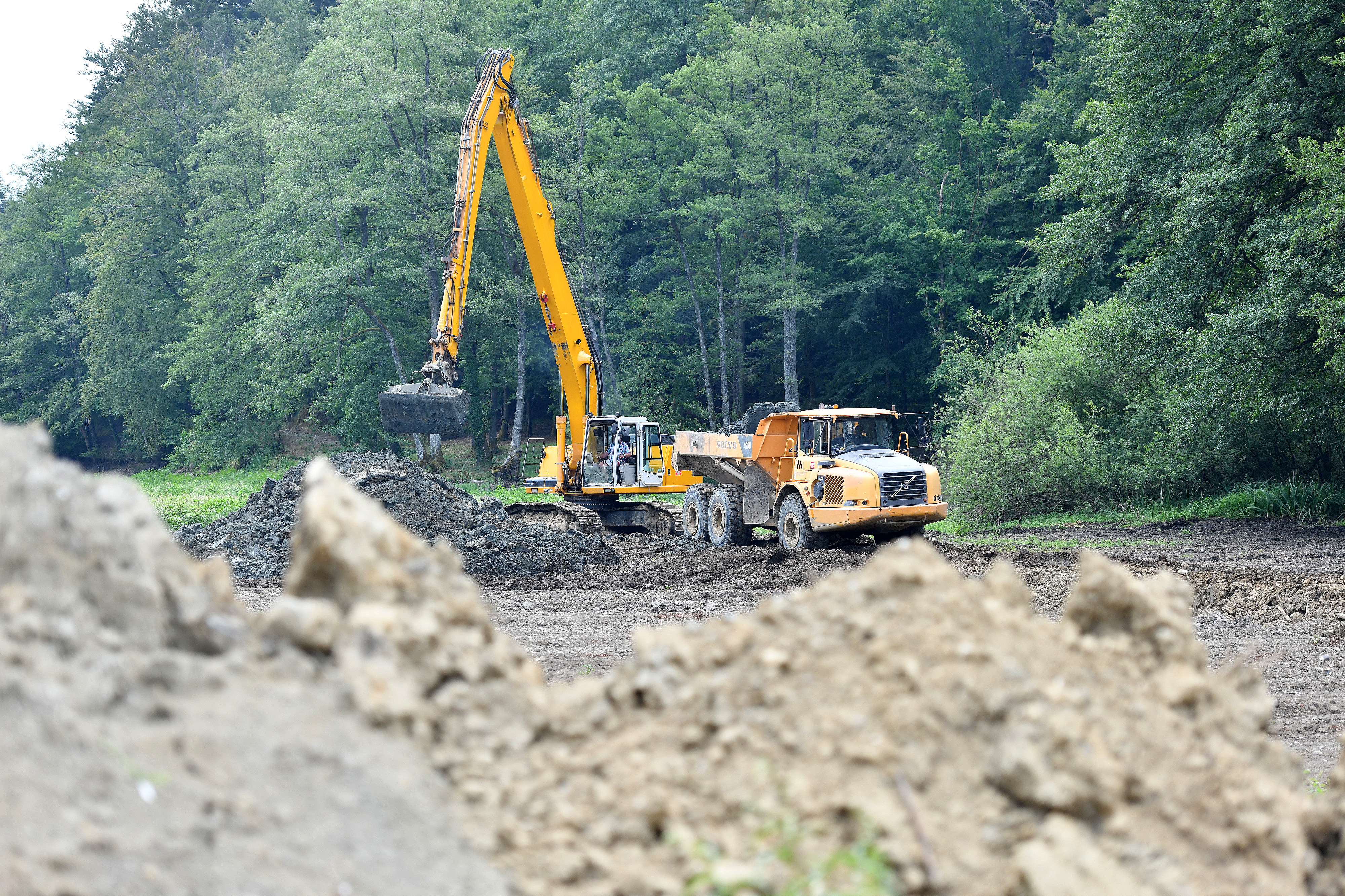 Obilazak radova na ?i?enju jezera kod dvorca Trako?an