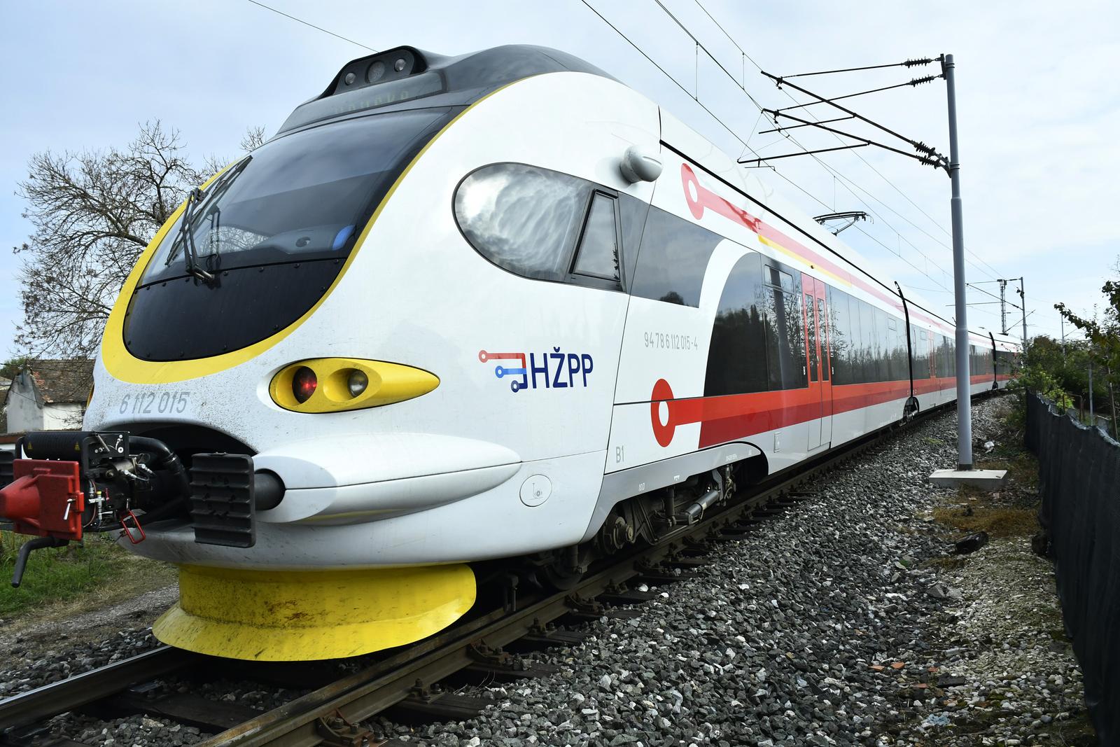 HŽ-ov  vlak odlazi sa željezničkog kolodvora Sisak